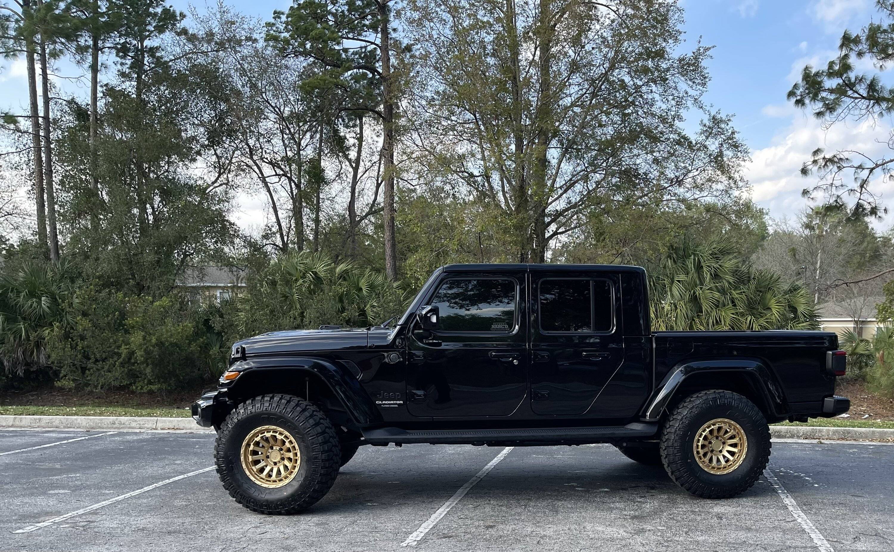 Jeep Gladiator ‘22 Black High Altitude Ecodiesel w/ 37s, gold wheels F99223EF-F0AA-4421-901C-CAC4960778FC