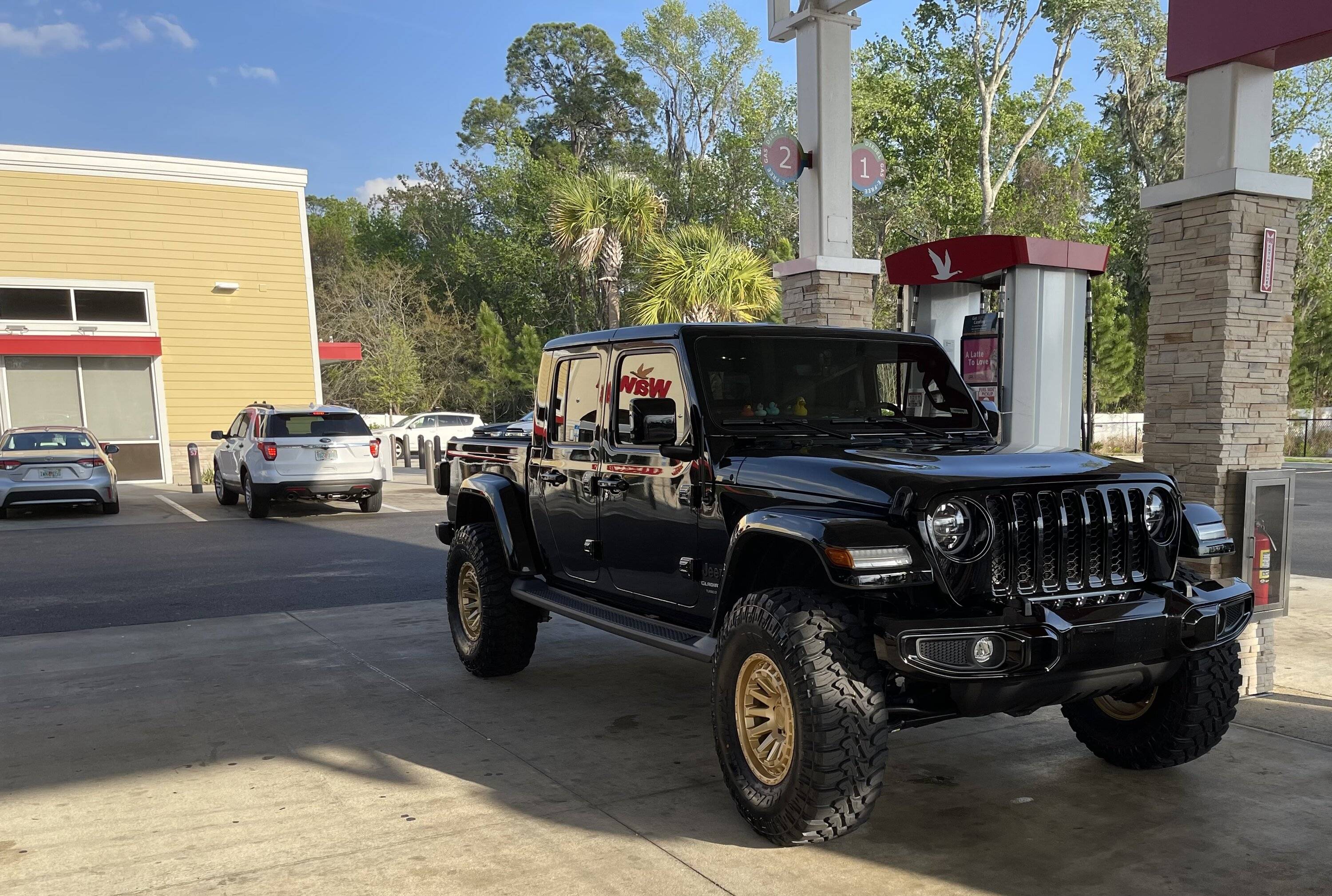Jeep Gladiator ‘22 Black High Altitude Ecodiesel w/ 37s, gold wheels DC6F6ACA-0FB0-4EE9-A3F5-01C36223296A