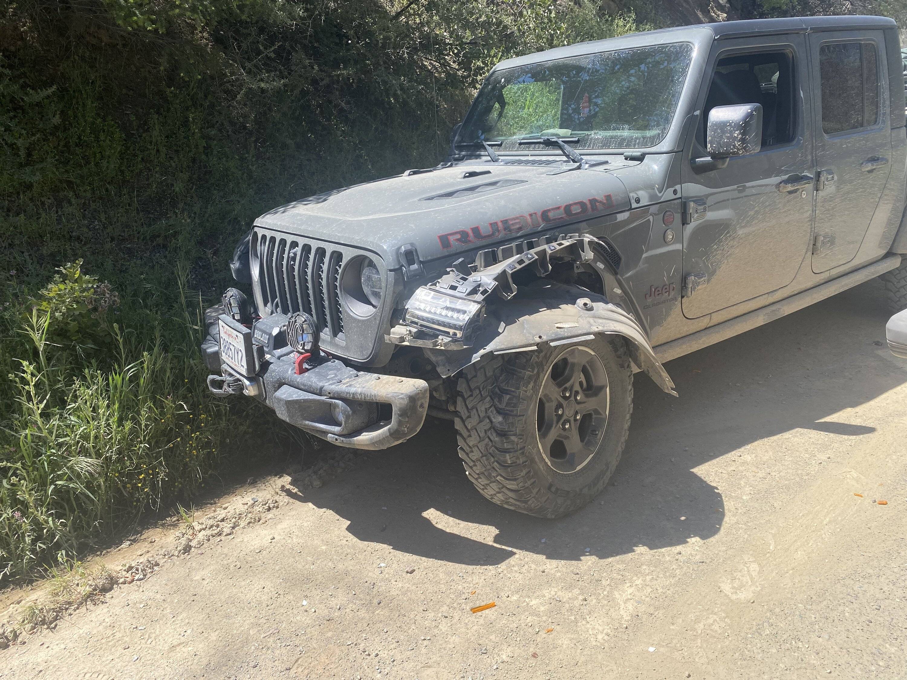 Jeep Gladiator Convincing argument for full width bumper. Change my mind 28E9A694-AF7C-4DE1-B11F-951B5DC7E8FD