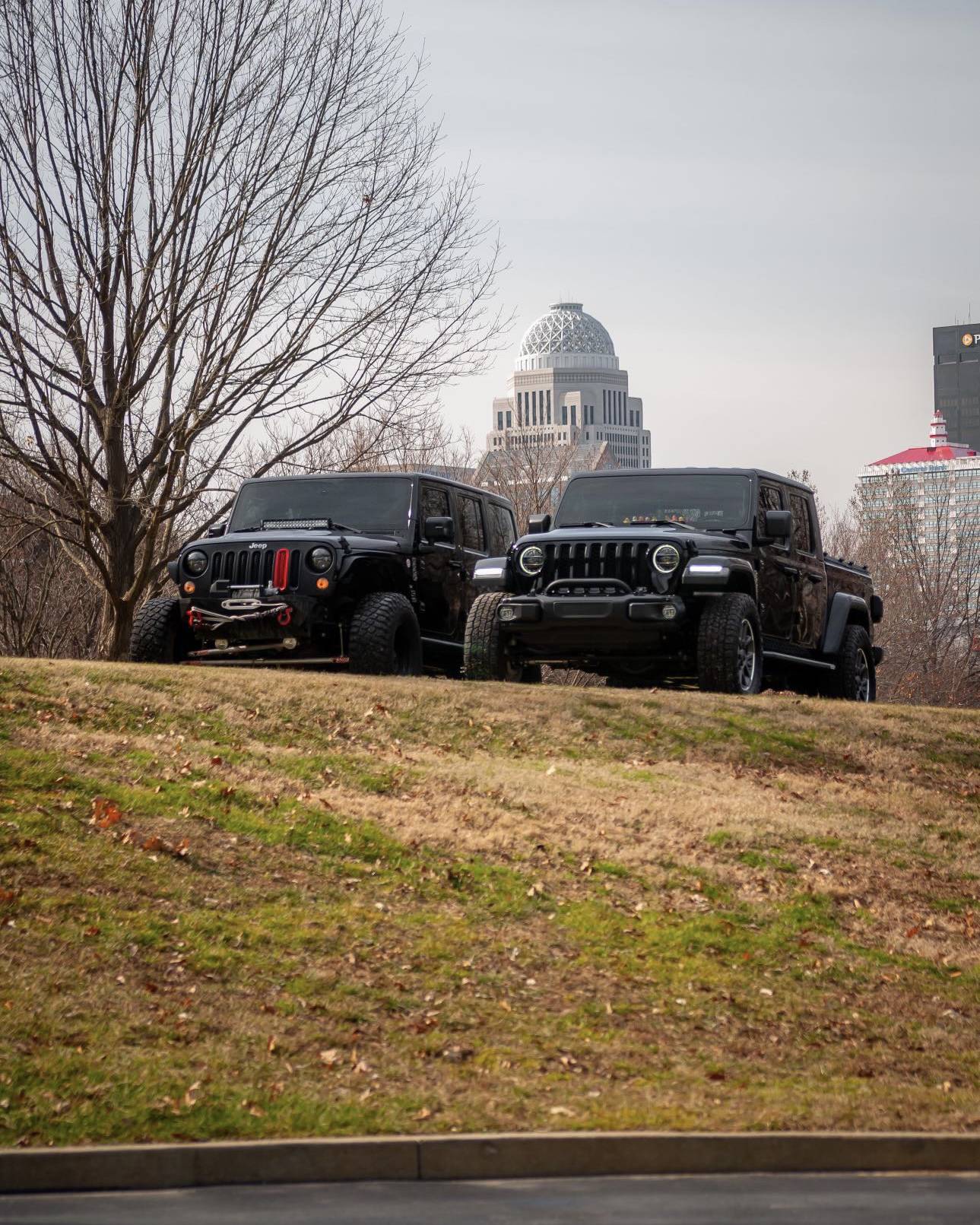 Jeep Gladiator Jeeps Parking Next To Jeeps 052A8408-DC5B-4B2B-9D08-3B327897BC3E
