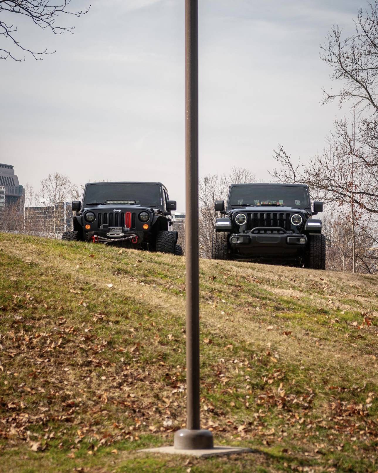 Jeep Gladiator Jeeps Parking Next To Jeeps 87640760-EFF7-4685-AE2C-E15C5041ECB4