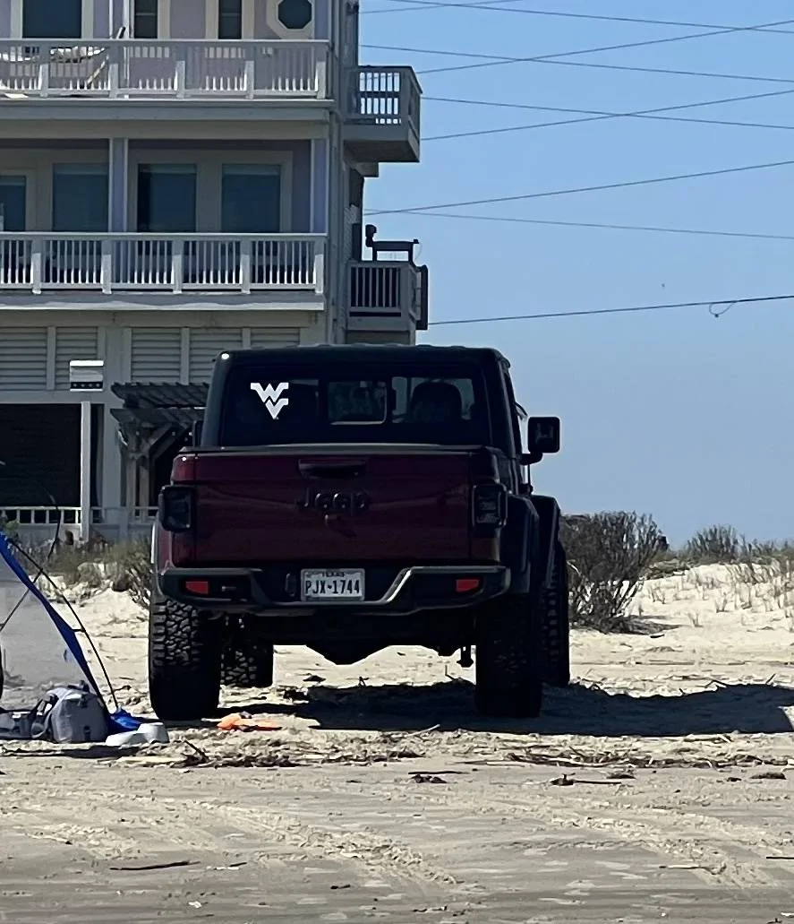 Jeep Gladiator Looking at the Gladiator from behind.... 424D18A6-E596-4A55-B0FF-3AA20EC38EE4