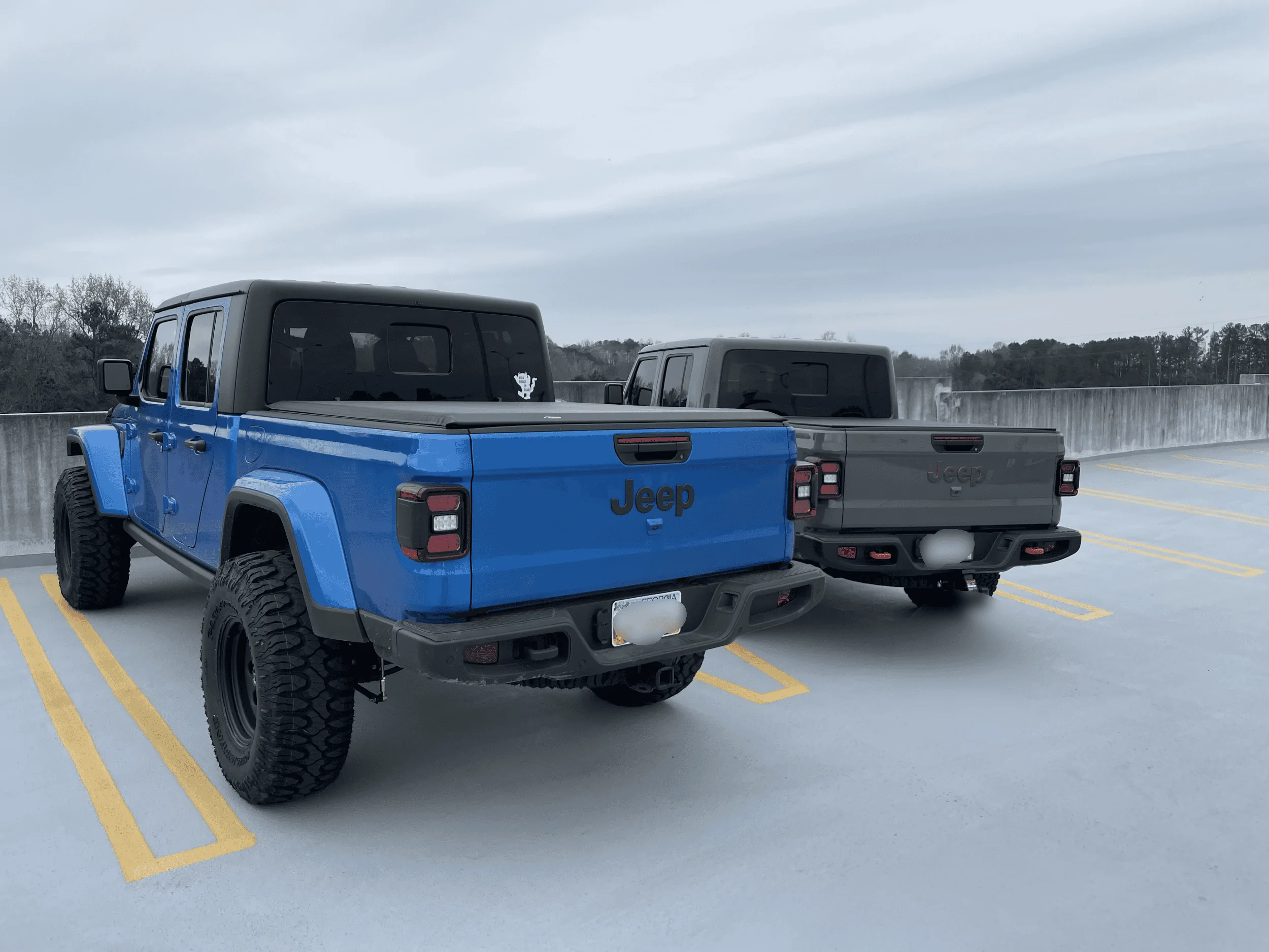 Jeep Gladiator Jeeps Parking Next To Jeeps 4E60EA6A-224F-4003-BF24-2AE5CE321AFE