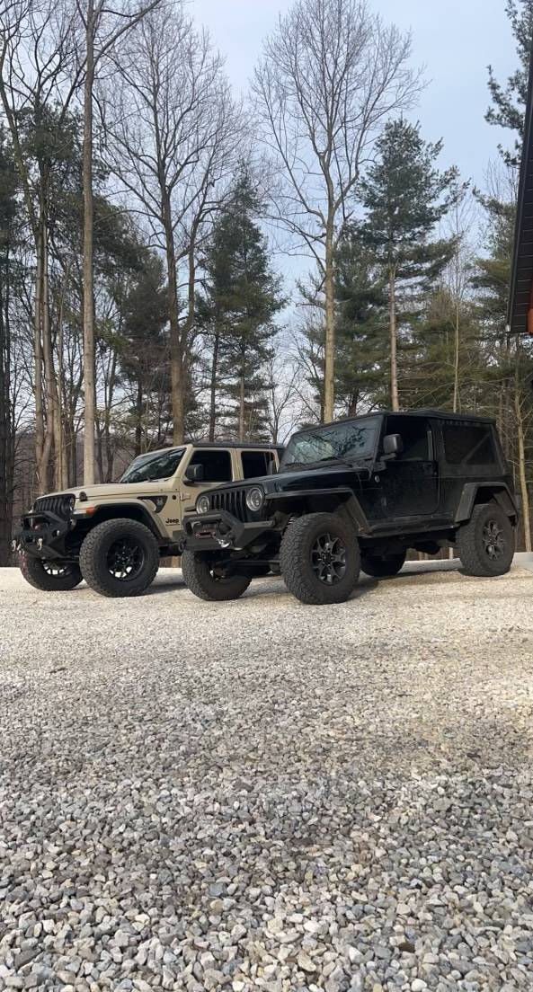 Jeep Gladiator Jeeps Parking Next To Jeeps AA775E99-581F-453A-A38D-F7DF01BA15B6