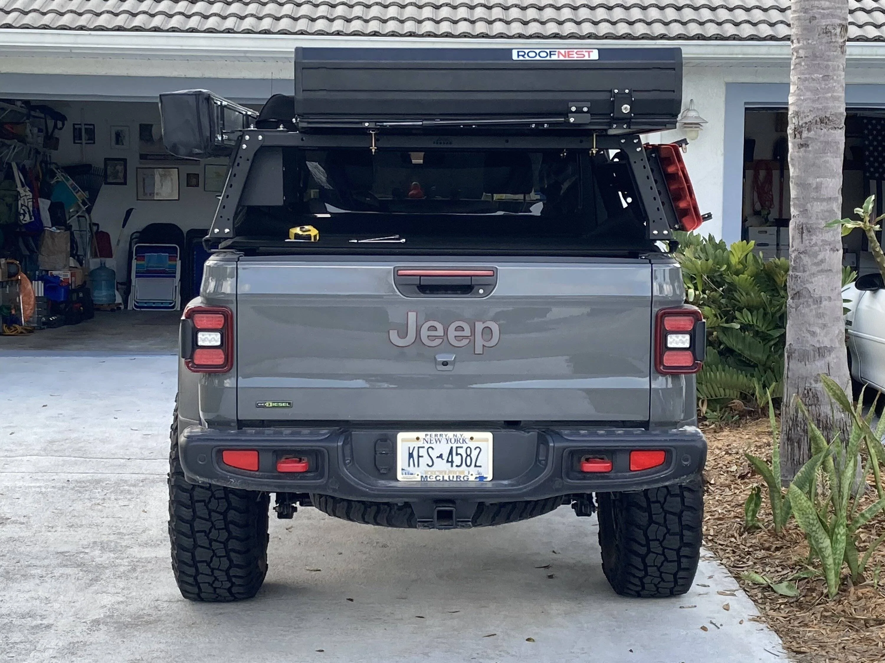 Jeep Gladiator Looking at the Gladiator from behind.... EDB5D960-46DA-4A43-8AC2-373B41E0DD37