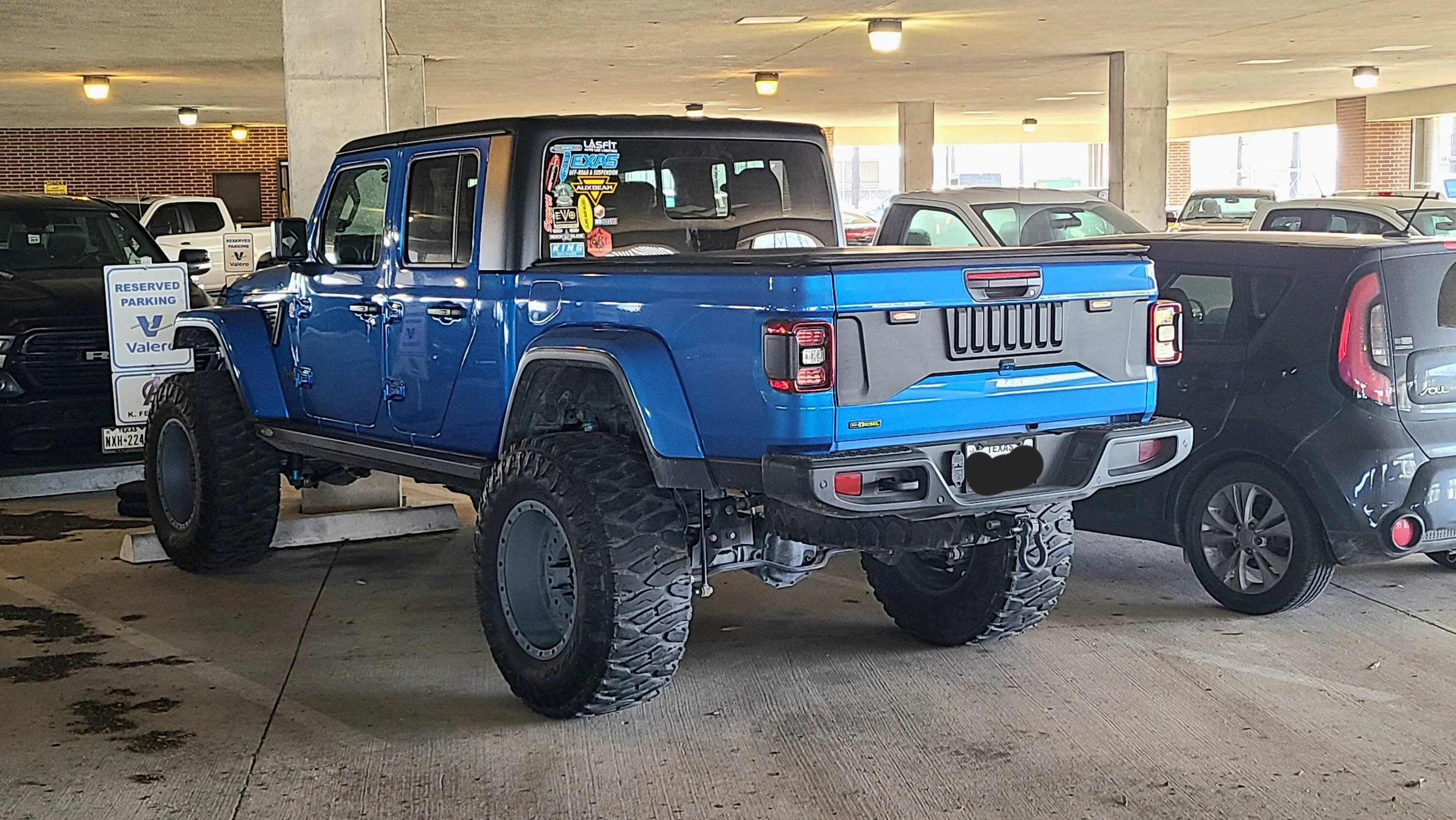 Jeep Gladiator Looking at the Gladiator from behind.... 20230112_094633