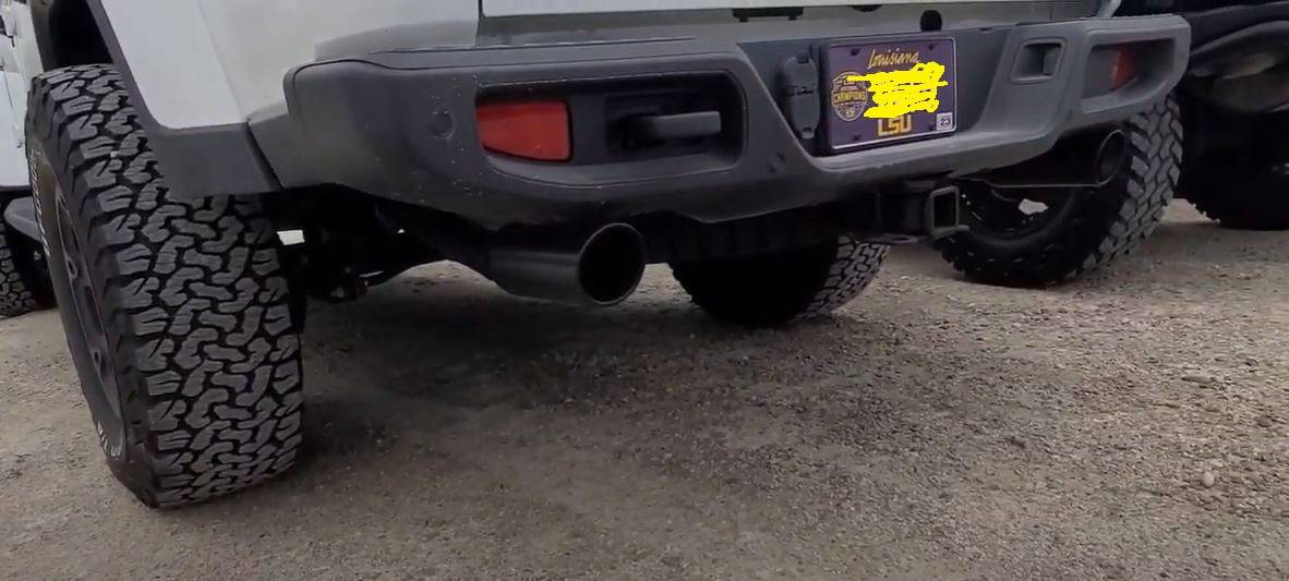 Jeep Gladiator Looking at the Gladiator from behind.... Dual Tips