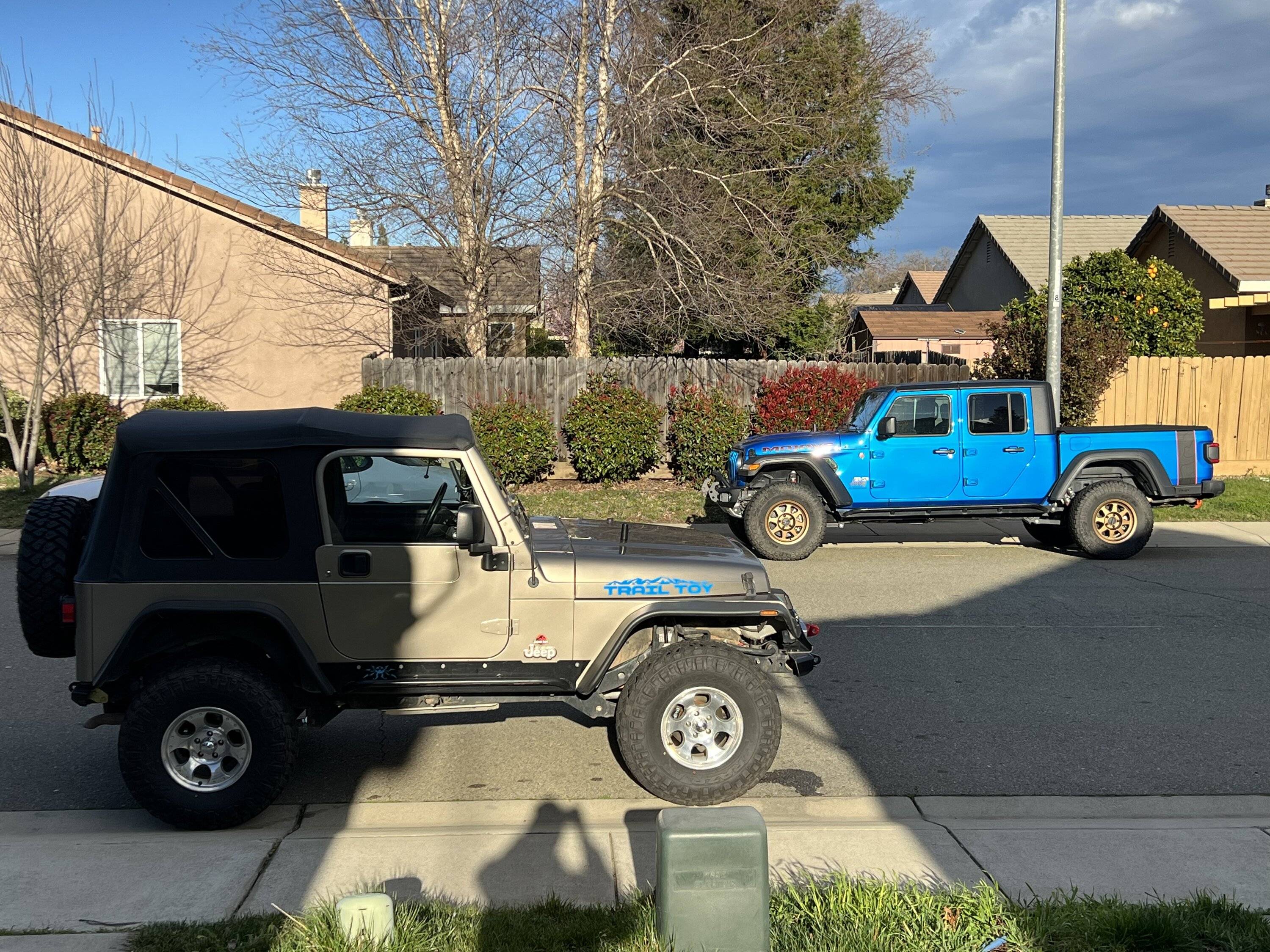 Jeep Gladiator Jeeps Parking Next To Jeeps B69E48D8-1B1D-4CFE-8663-01E33D6BAF5E