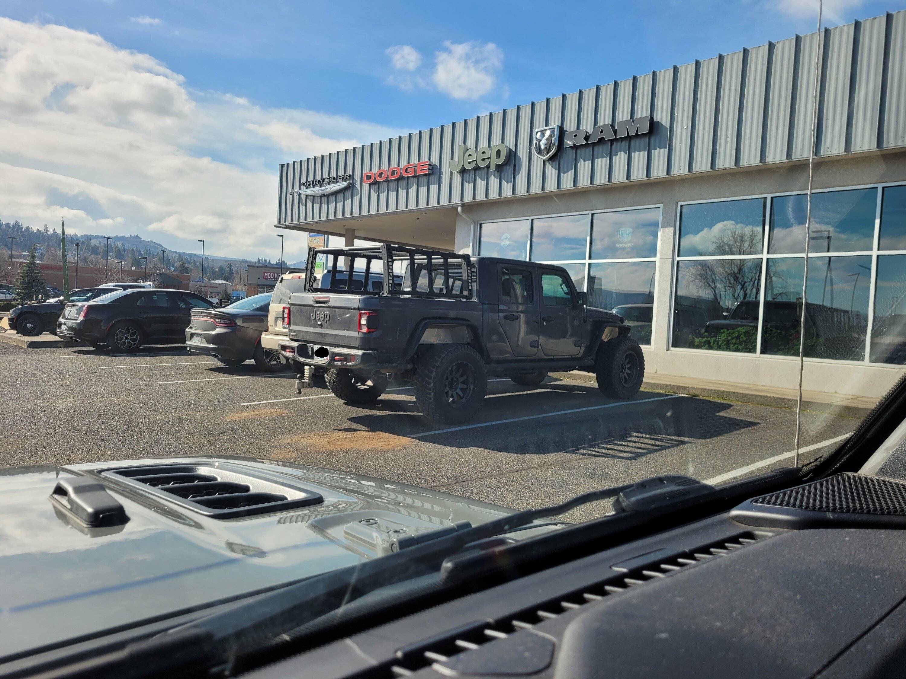 Jeep Gladiator Jeeps Parking Next To Jeeps 20230307_105329~2