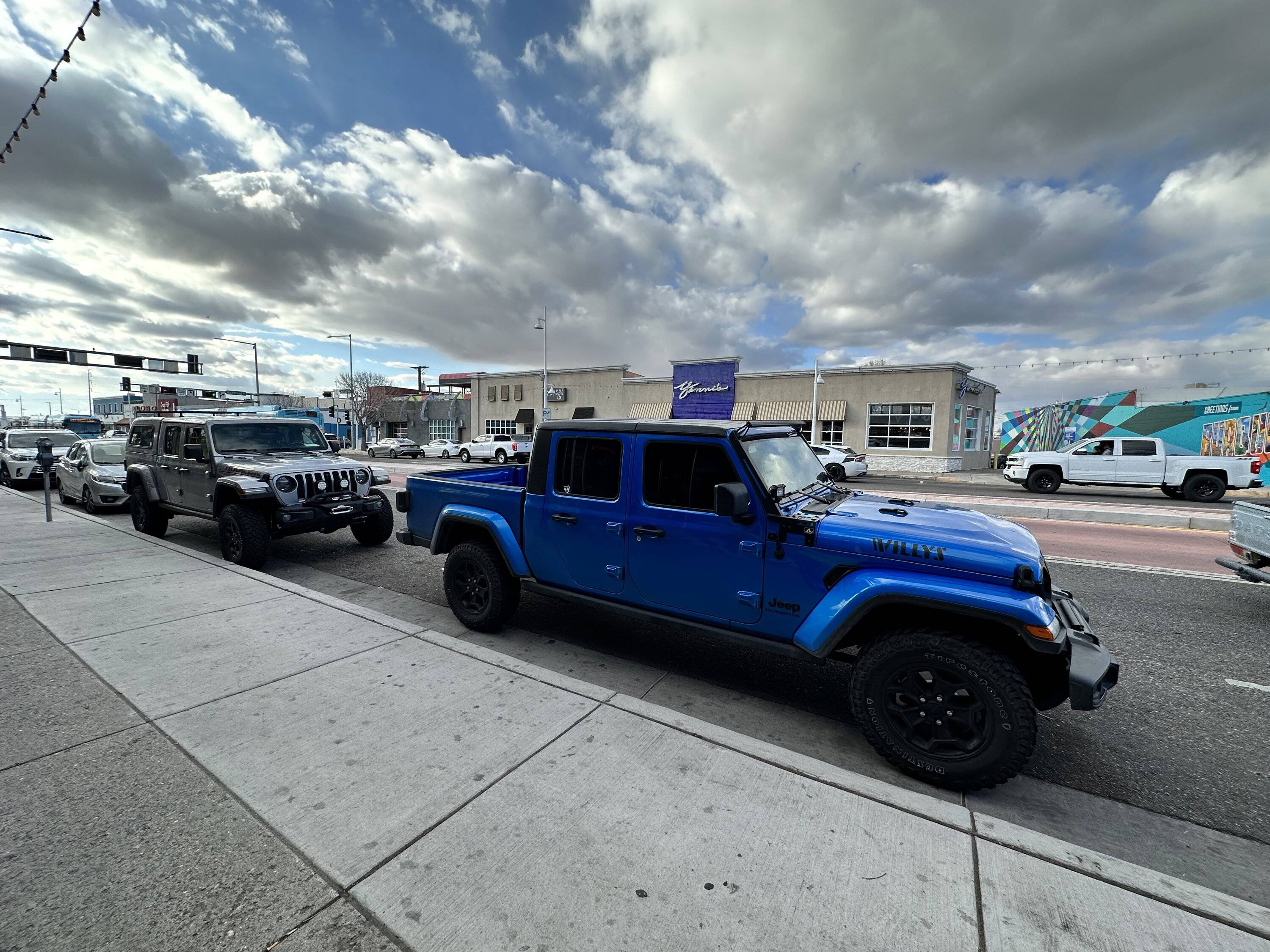 Jeep Gladiator Jeeps Parking Next To Jeeps CA556160-C36D-4074-BEE8-CCB19A54DE44