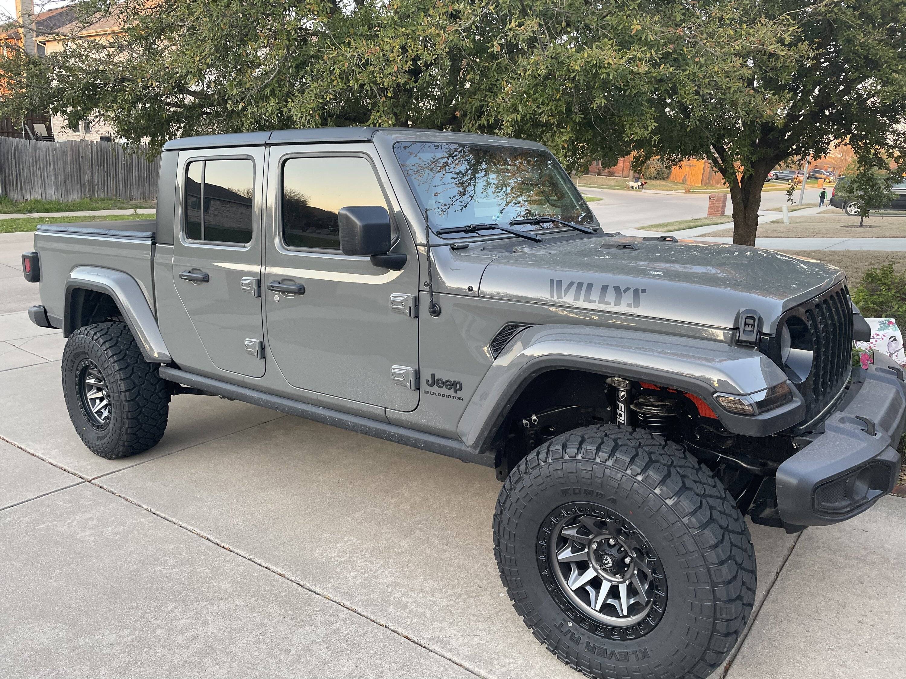 Jeep Gladiator 2020 Bright White Max Tow BDFF07D7-F721-46B5-B9D0-F13B482A30EF