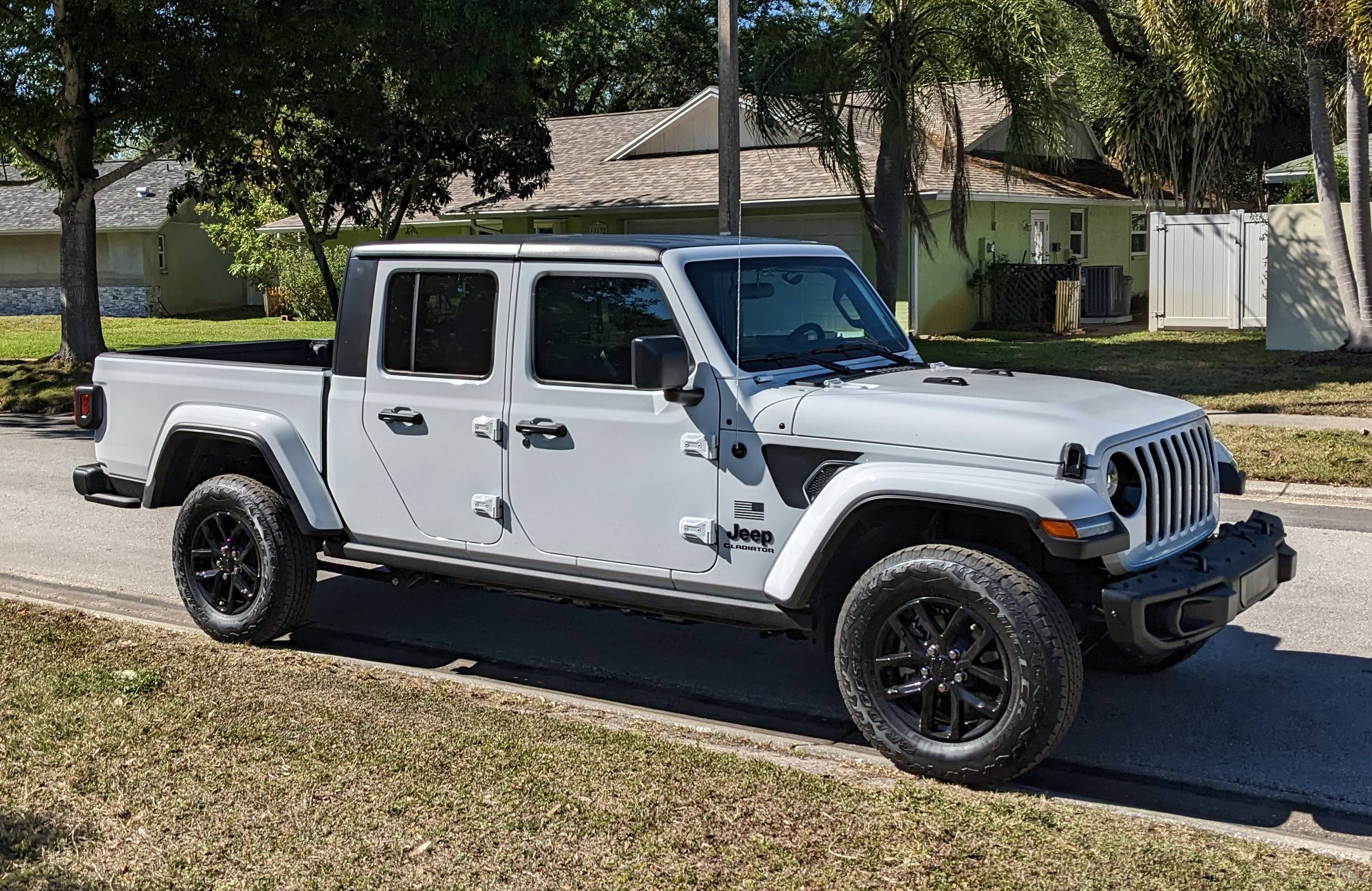 Jeep Gladiator Black Hardtop Trade for White PXL_20230320_201758922