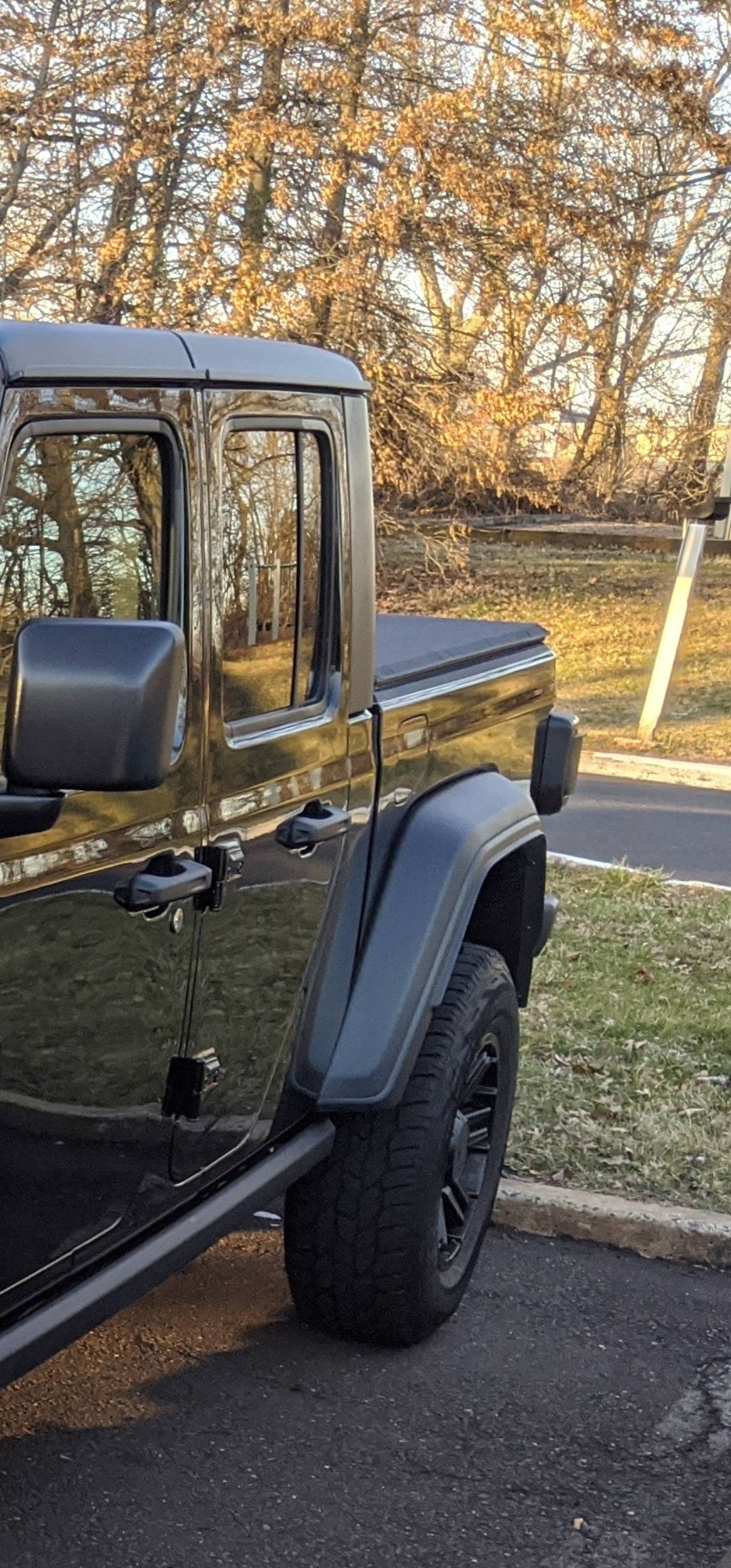 Jeep Gladiator $100 Bestop Blk Diamond Roll Soft Tonneau Screenshot_20230321_181311_Photos