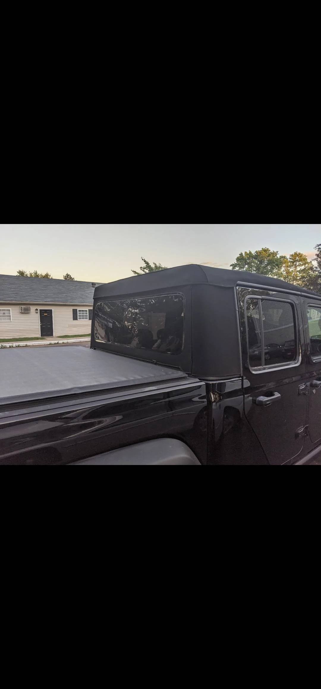 Jeep Gladiator $100 Bestop Blk Diamond Roll Soft Tonneau Screenshot_20230321_181355_Photos