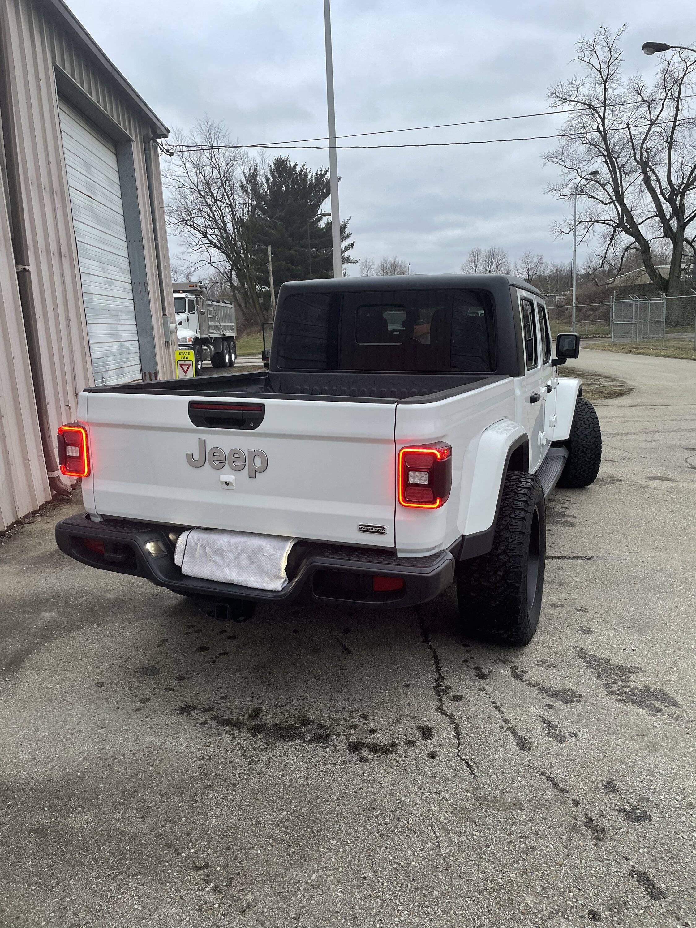 Jeep Gladiator 2020 Gladiator Overland 51367491-994E-4E2A-A8EE-CA96CFEC67B1