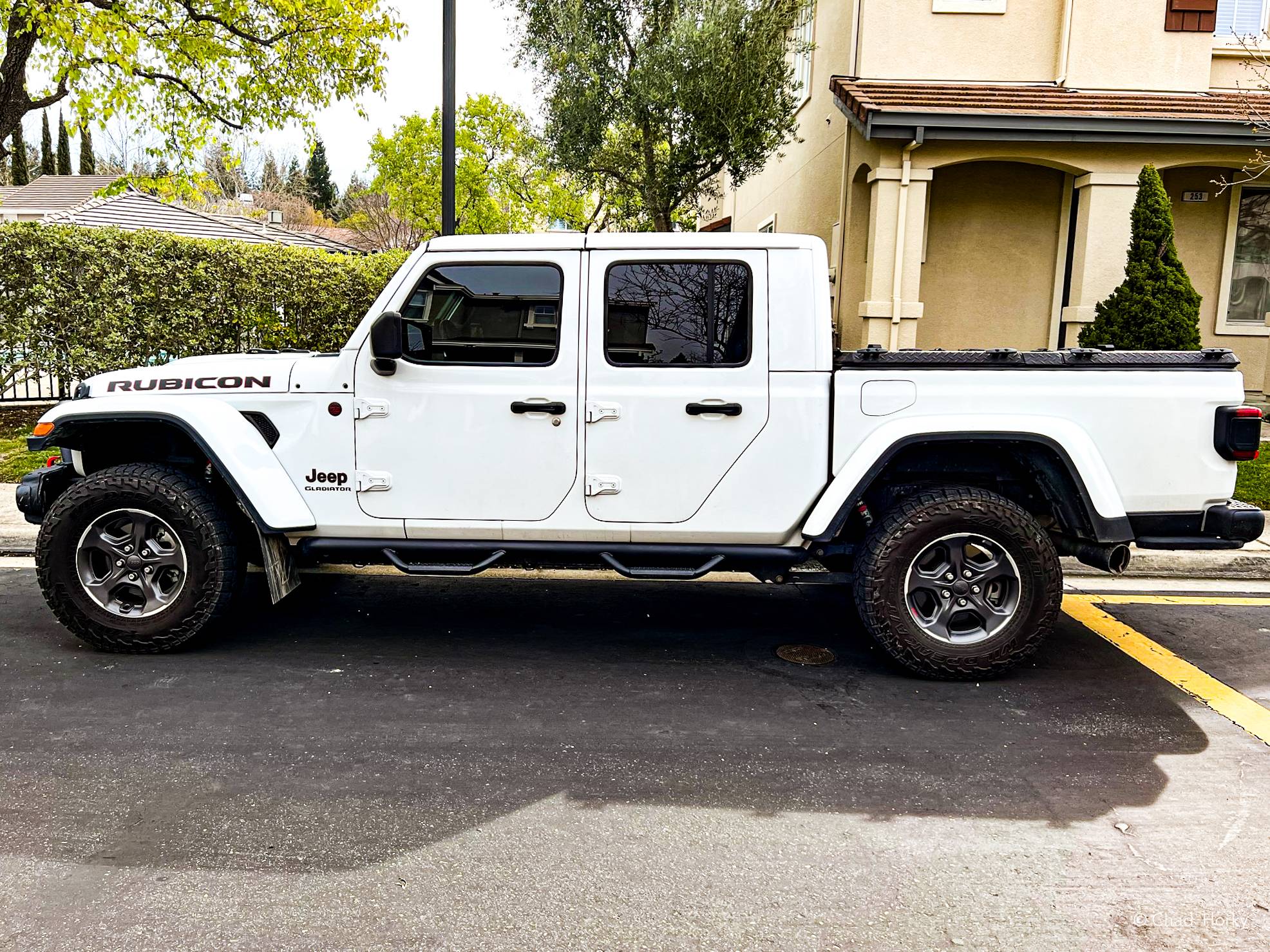 Jeep Gladiator Feels like I’m taking crazy pills… help? Would you still level it based on these photos? 20230318-B710665A-BD7A-4810-ABFD-B6E333D925A4