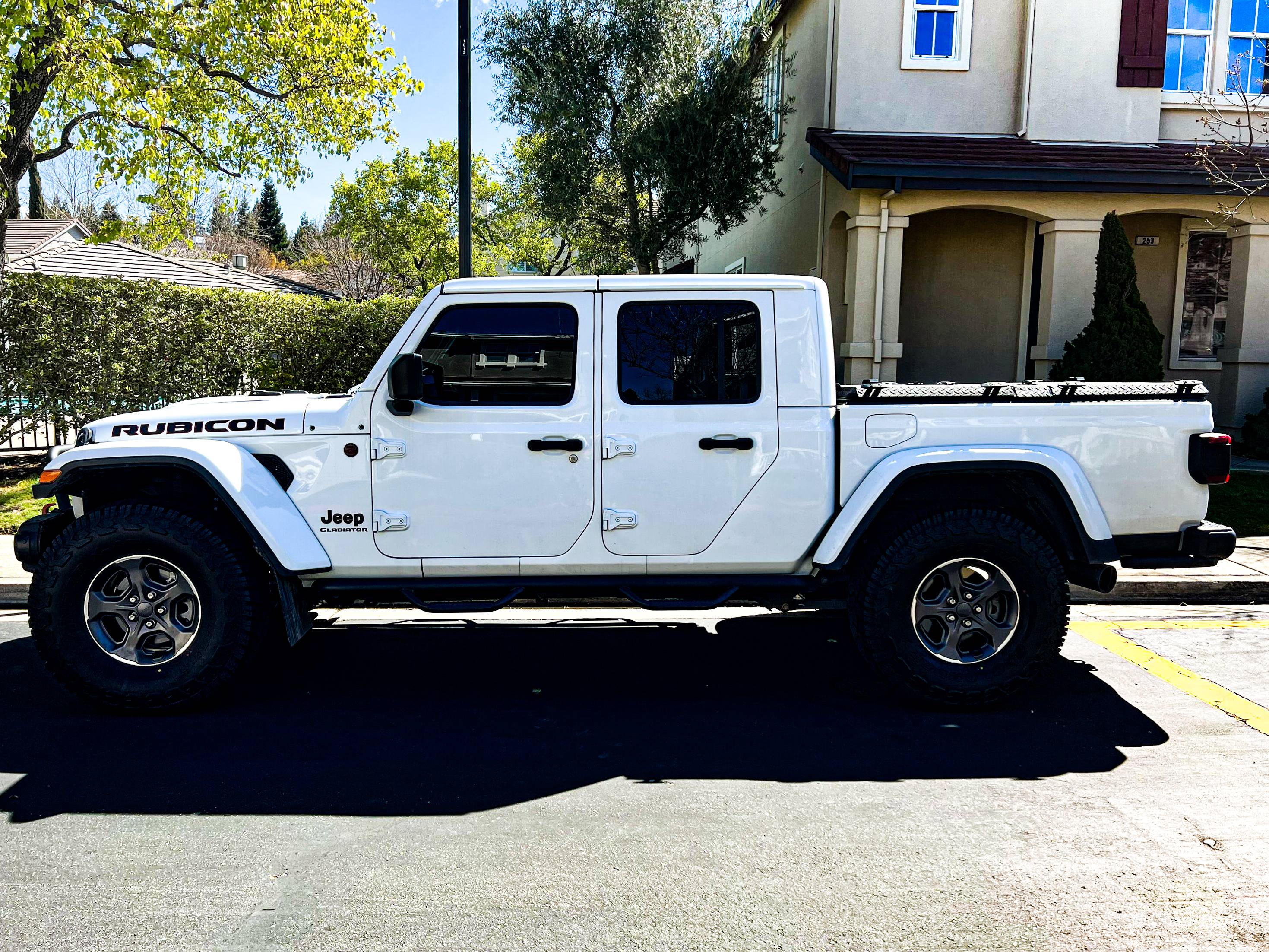 Jeep Gladiator Feels like I’m taking crazy pills… help? Would you still level it based on these photos? 20230325-2935ACA4-867B-4BF4-B979-255FFB81FFEA