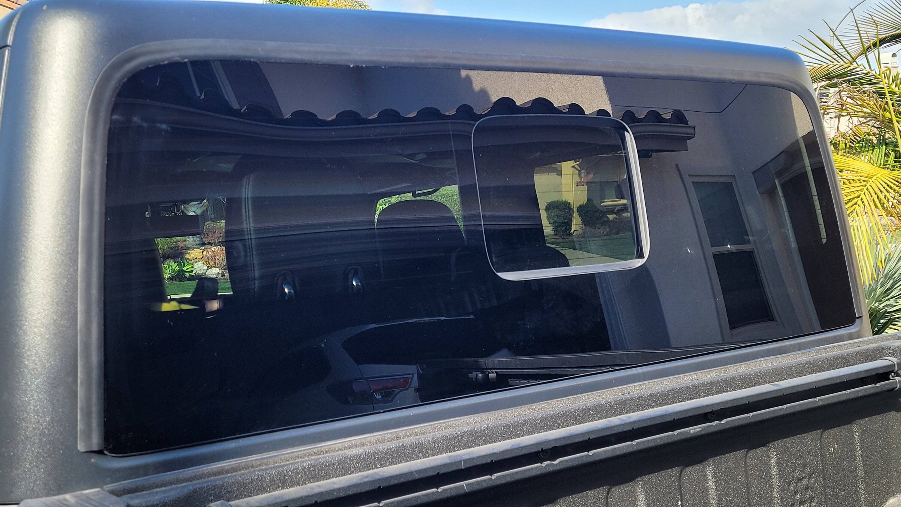 Jeep Gladiator 2020 Gladiator rear window leak (so far i suspected the actual small opening window, but actually it is entire top of the window) 20230325_160959