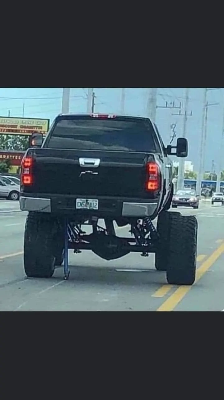 Jeep Gladiator Bruh, You Sure The Spacers Were Tight? 288034531_10224406427640953_2802341946185082518_n