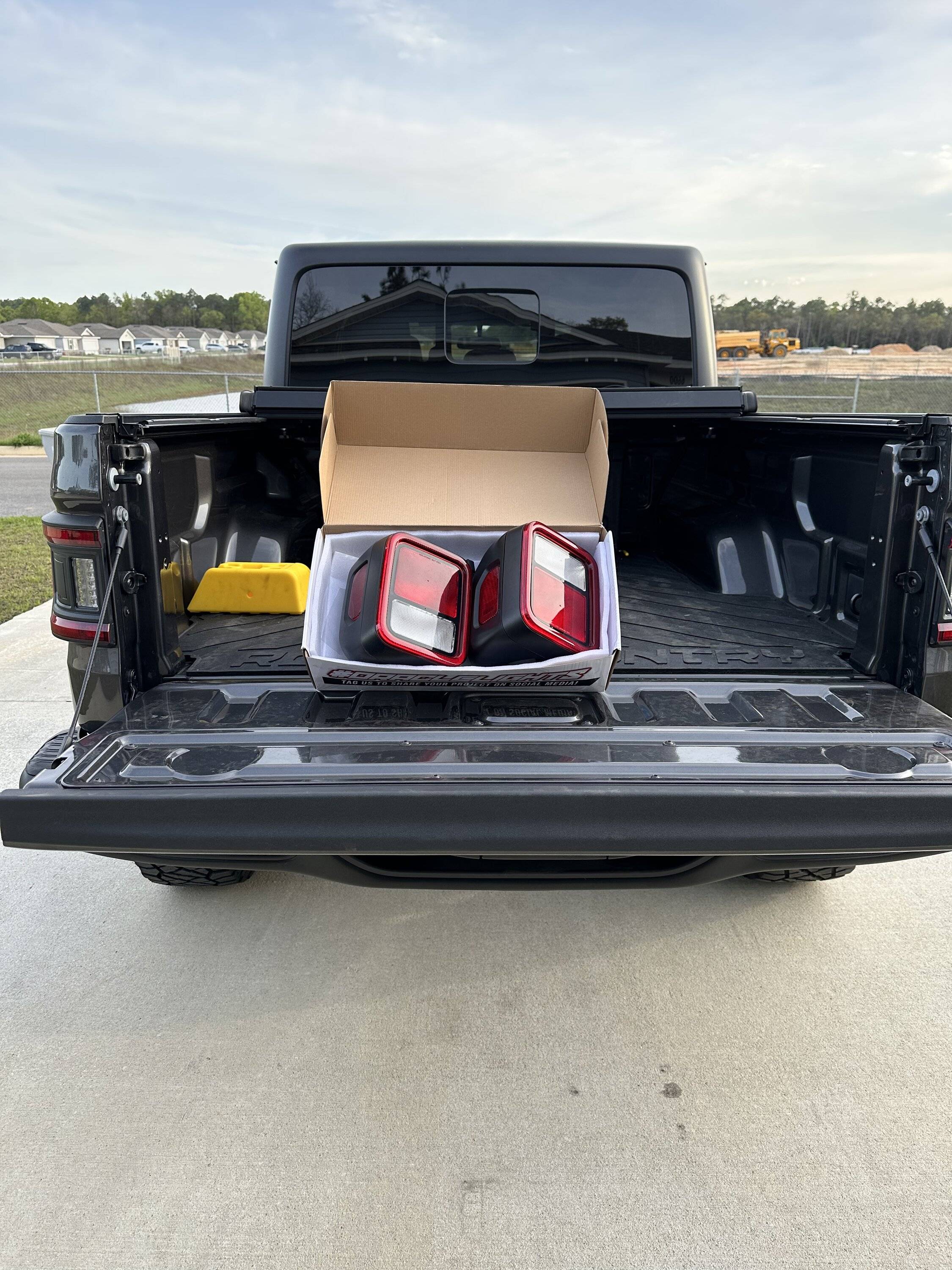 Jeep Gladiator 2023 JT Freedom MOPAR Halogen Take-off Tail Lights B038EDFF-4953-4444-B9BC-F540ABC504EE