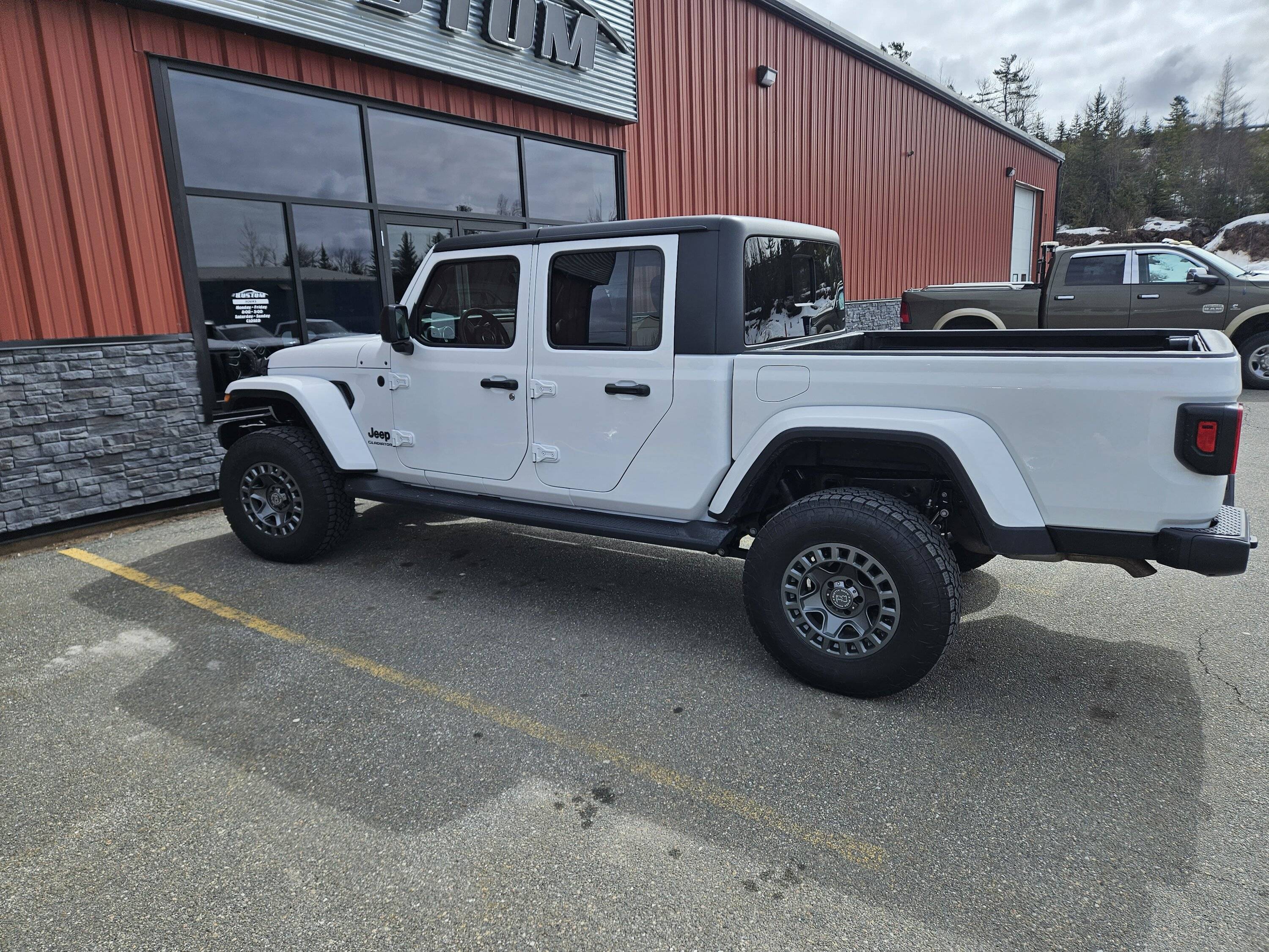 Jeep Gladiator 34 Inch Tires on Stock Sport S? 20230328_123658