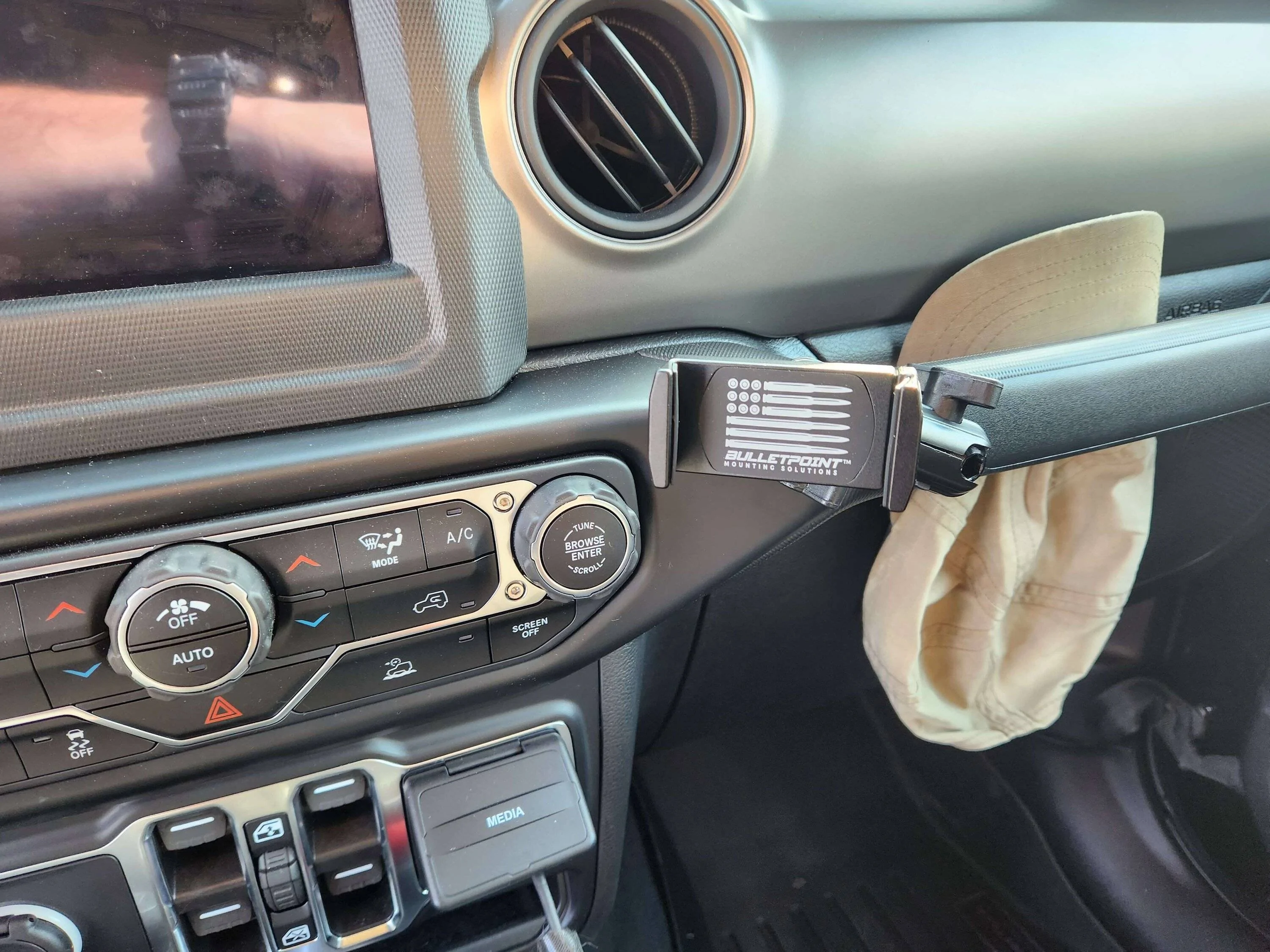 Jeep Gladiator There's a Clever Phone Mount bulletpoint