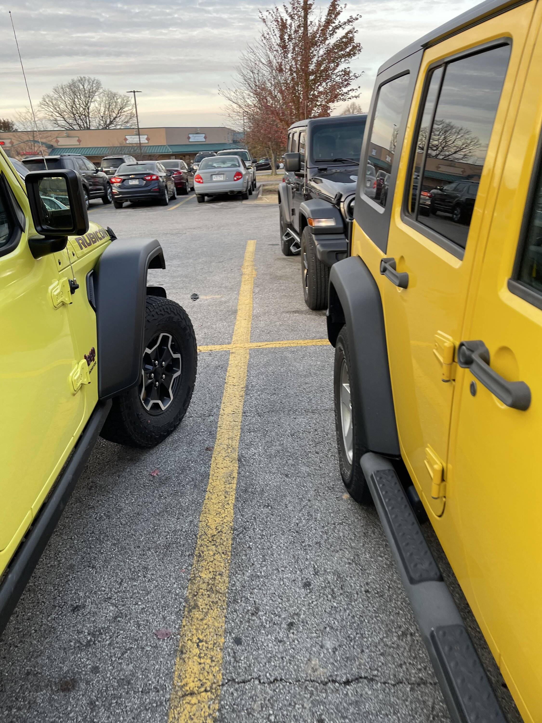 Jeep Gladiator HIGH VELOCITY YELLOW Gladiator JT Club 8FA1103A-E546-47C4-90CA-94667E33C93E