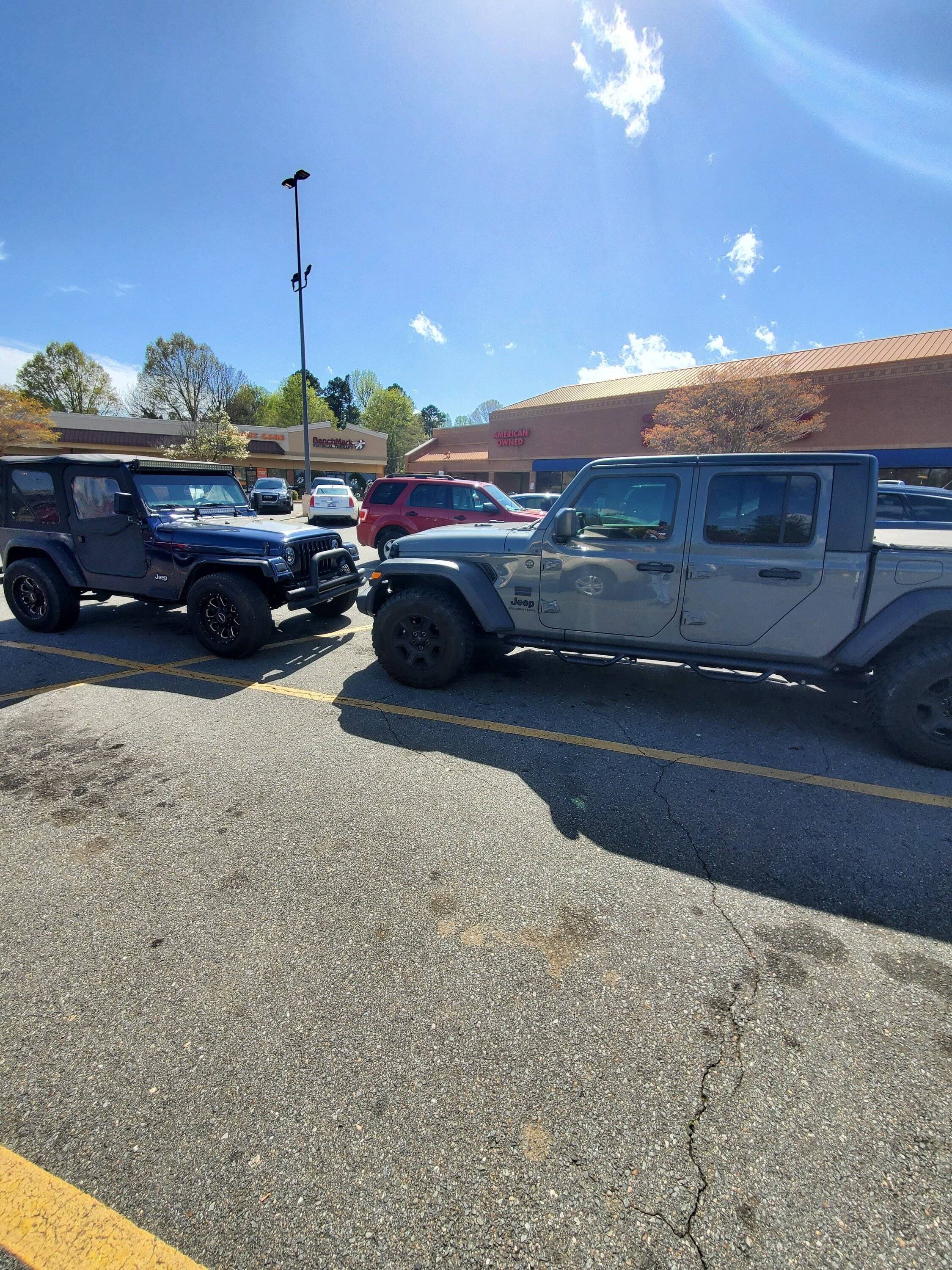 Jeep Gladiator Jeeps Parking Next To Jeeps 20230401_153544