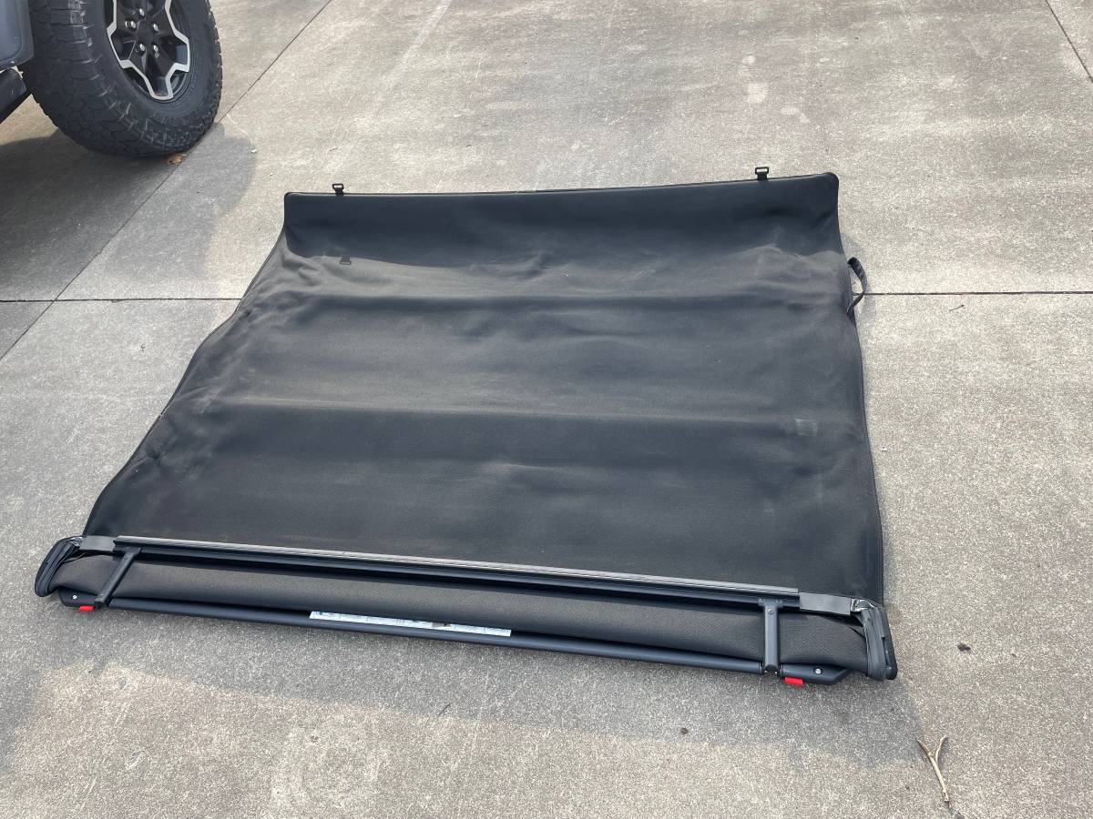 Jeep Gladiator Jeep Gladiator Mopar Soft Roll Up Tonneau Cover 00J0J_6nD1sD2uFuj_0CI0t2_1200x900