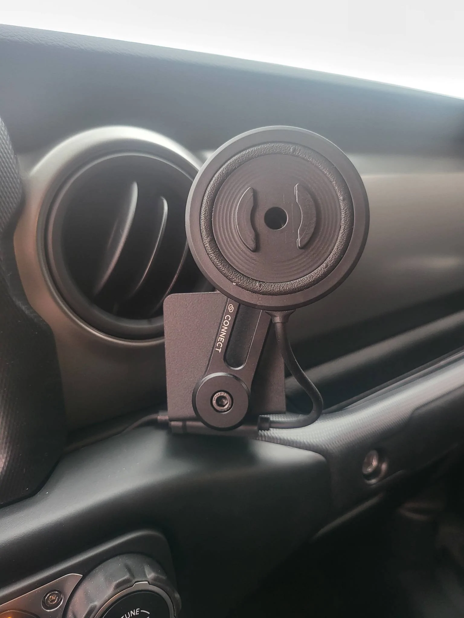 Jeep Gladiator Why so many phone holders? 20230404_151136