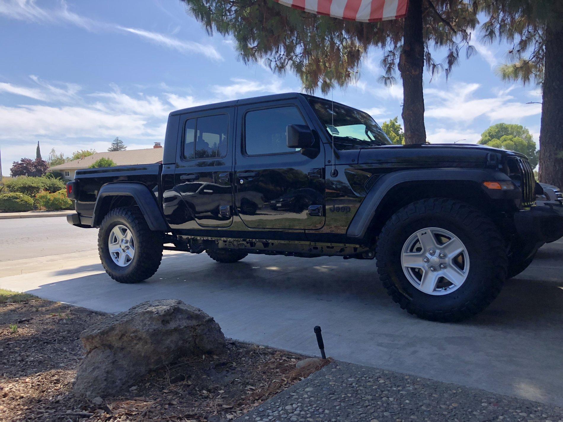 Jeep Gladiator Pictures of 33s and 35s 9D370794-1064-4474-AE99-EC15E6F6D50F