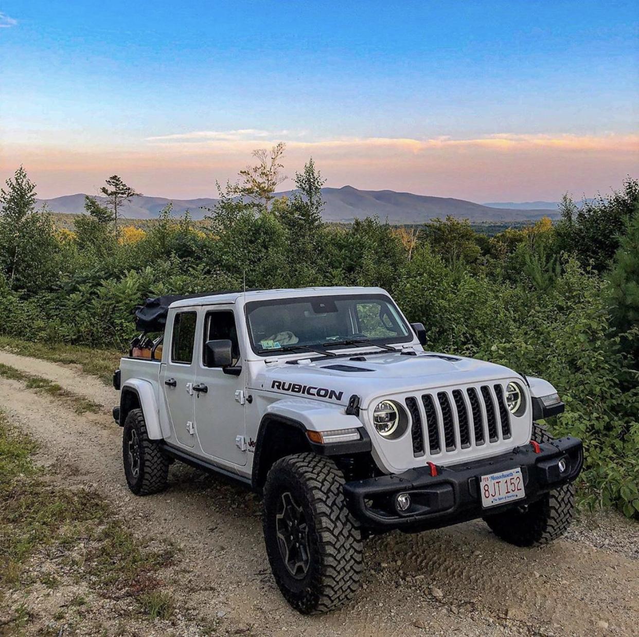 Jeep Gladiator BRIGHT WHITE Gladiator JT Club A1651716-C902-4A65-BECB-9A91619A57C5