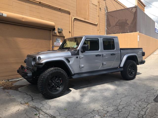 Jeep Gladiator NEW VINYL HOOD AND TAILGATE LE IMG_9215
