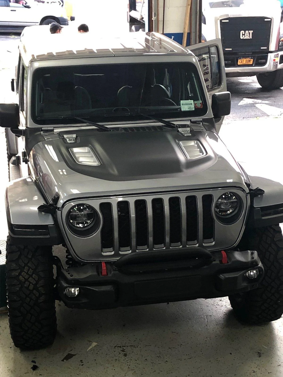 Jeep Gladiator NEW VINYL HOOD AND TAILGATE LE IMG_9224