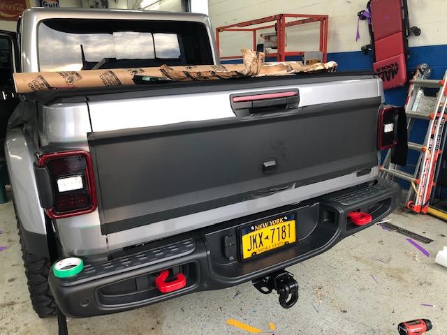 Jeep Gladiator NEW VINYL HOOD AND TAILGATE LE IMG_9225