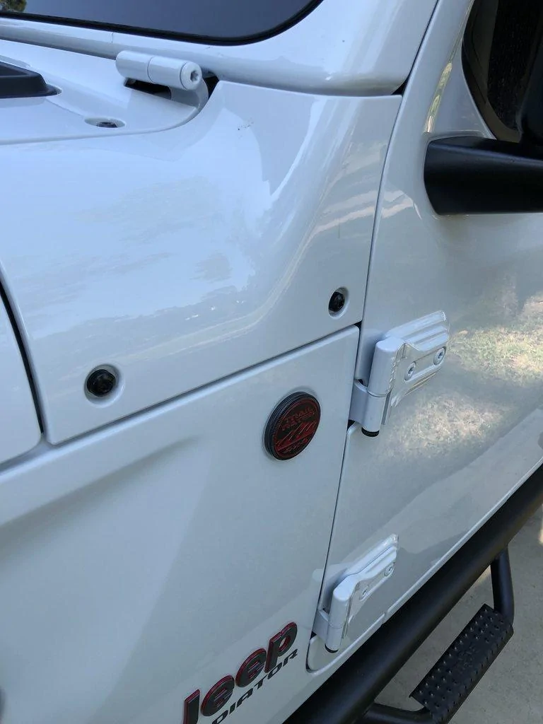 Jeep Gladiator Installed BadgeGlow Trail Rated badge light fBANAe5h