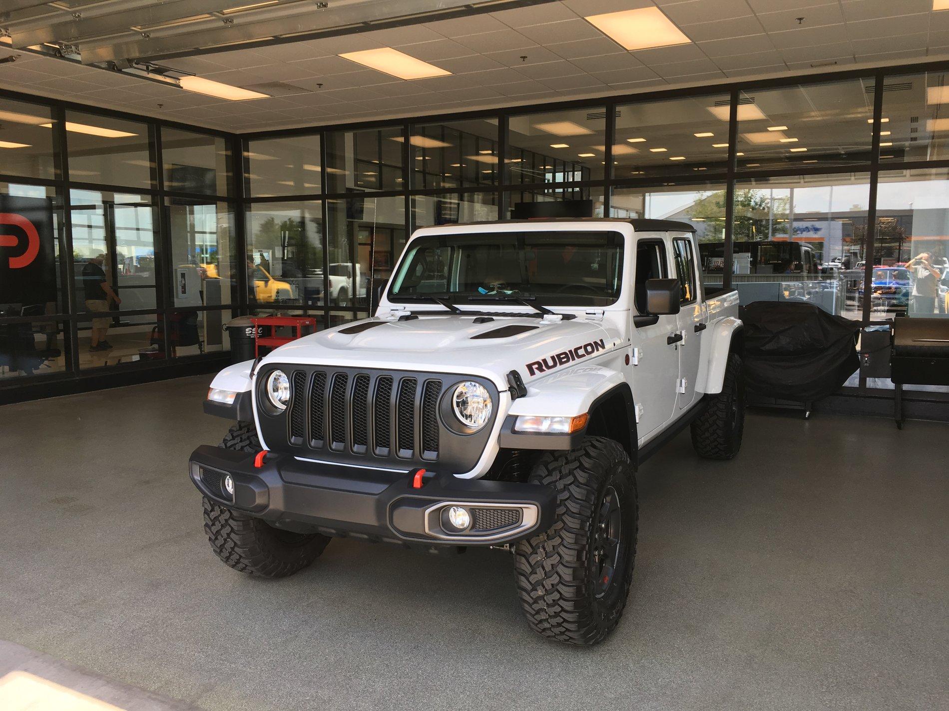 Jeep Gladiator Silk Black Grille option 5E0A3A98-3CD2-4E4F-B5EA-F7E7588F4399