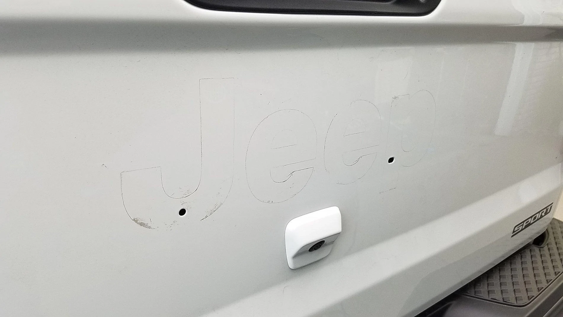 Jeep Gladiator "JEEP" tailgate badge mods? 20190906_172733