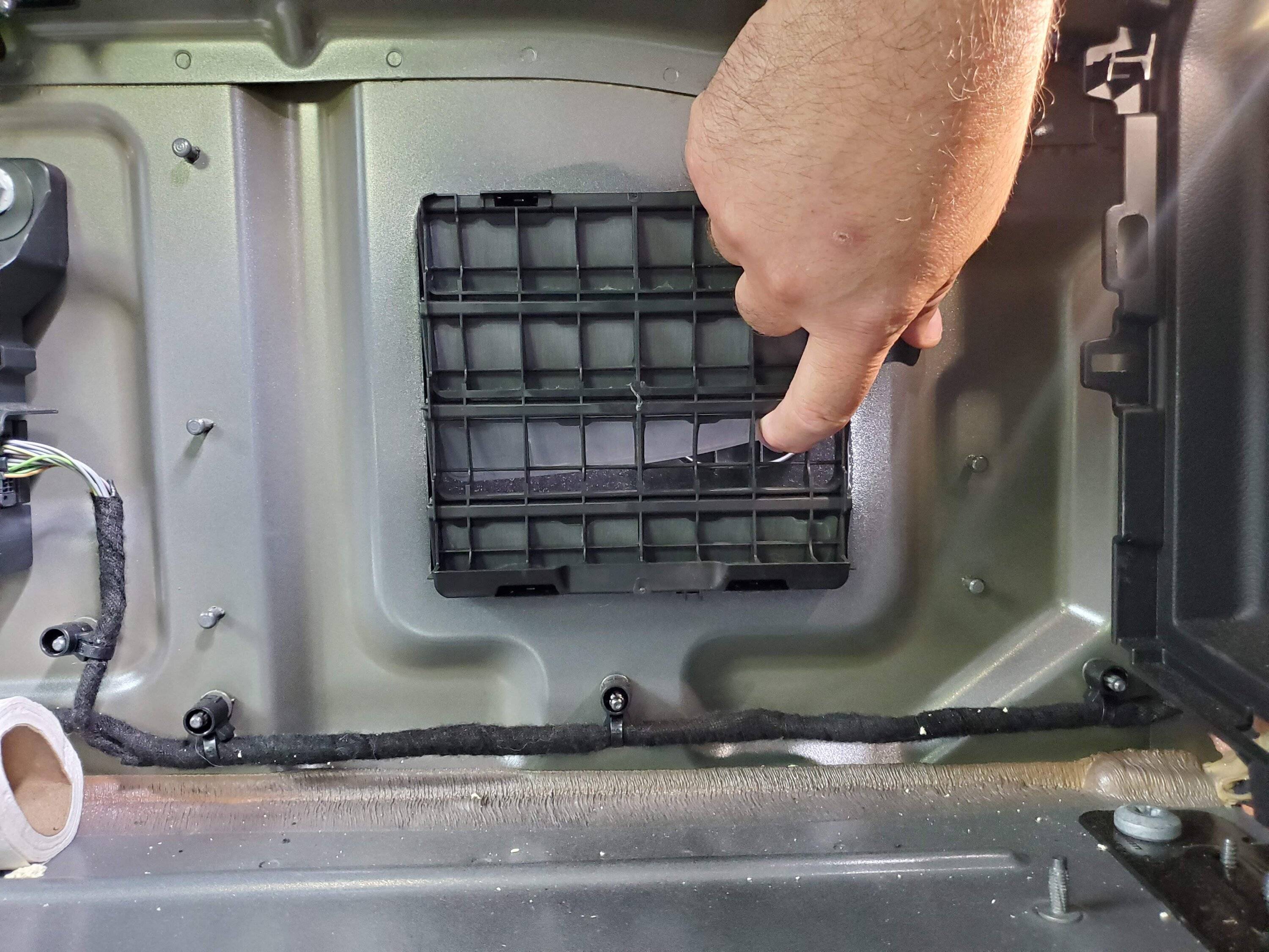Jeep Gladiator How to run wire from interior cab to license plate for rear facing dash camera 20220525_103601