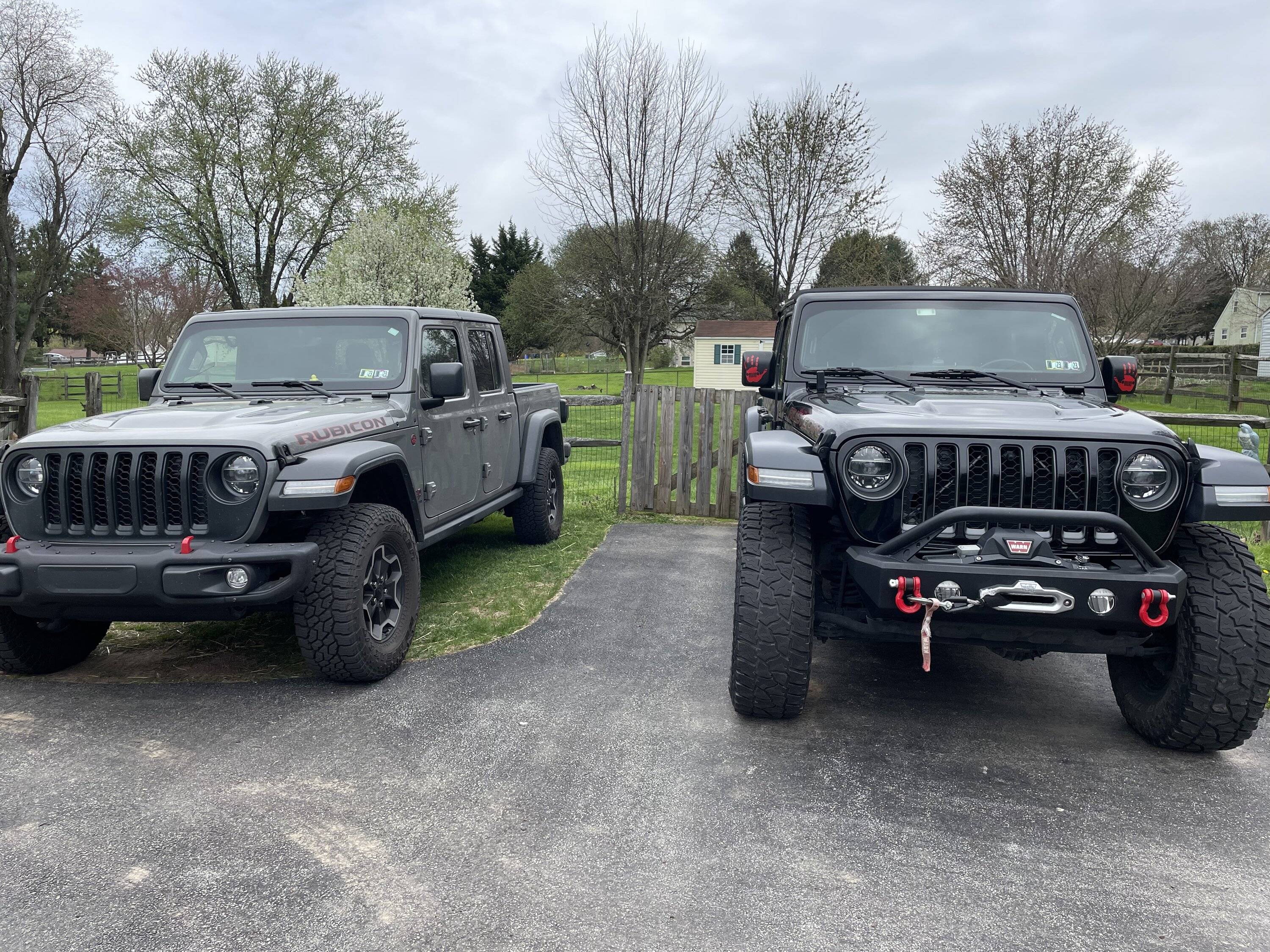 Jeep Gladiator Jeeps Parking Next To Jeeps FD661713-9D8B-4C94-83F1-EA91E9DC7FF2