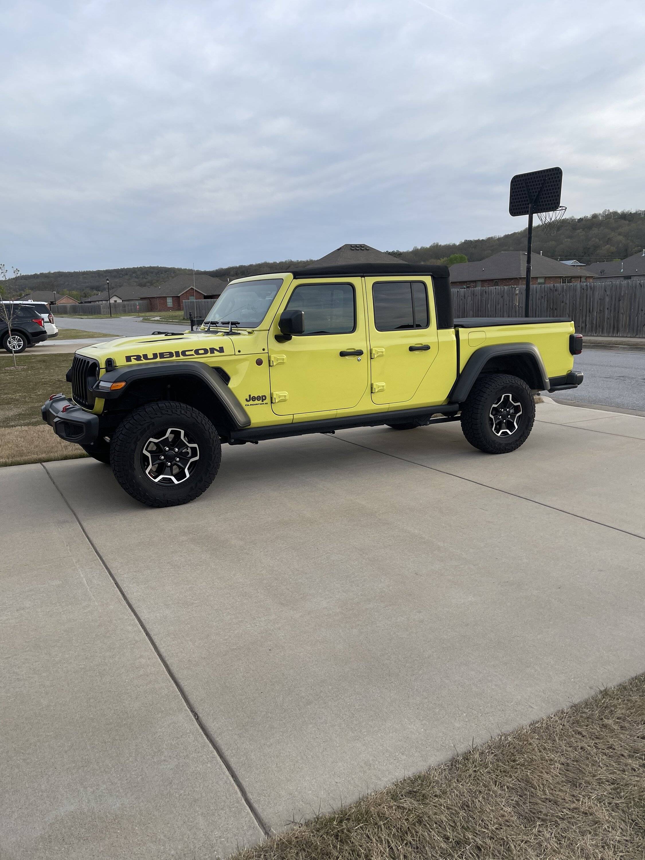 Jeep Gladiator HIGH VELOCITY YELLOW Gladiator JT Club 502BD4DC-D7CF-4AF7-A916-B1FAF2657E4A
