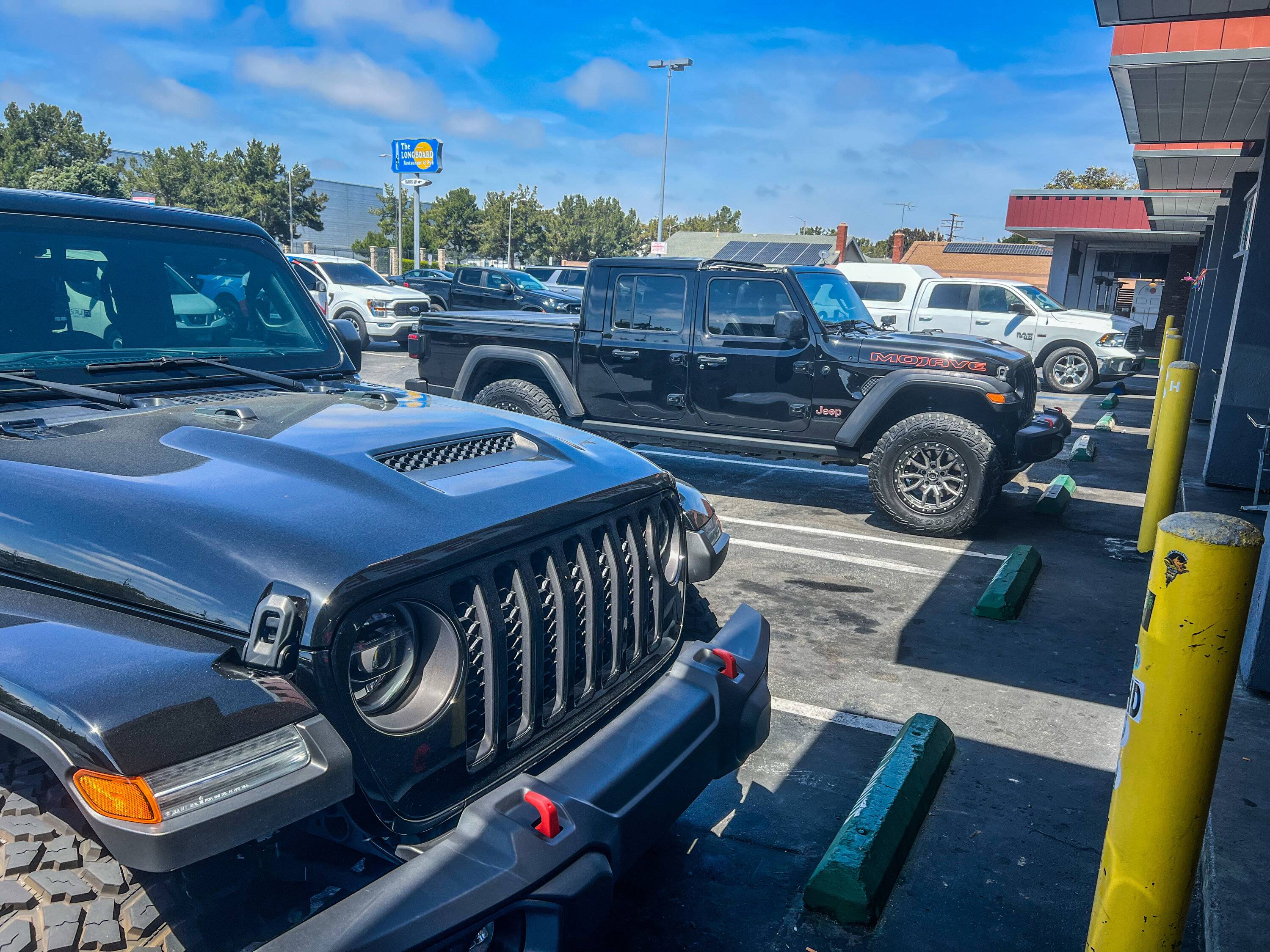 Jeep Gladiator Jeeps Parking Next To Jeeps 11A33950-D0CF-4519-9187-946AEAB0D8A2