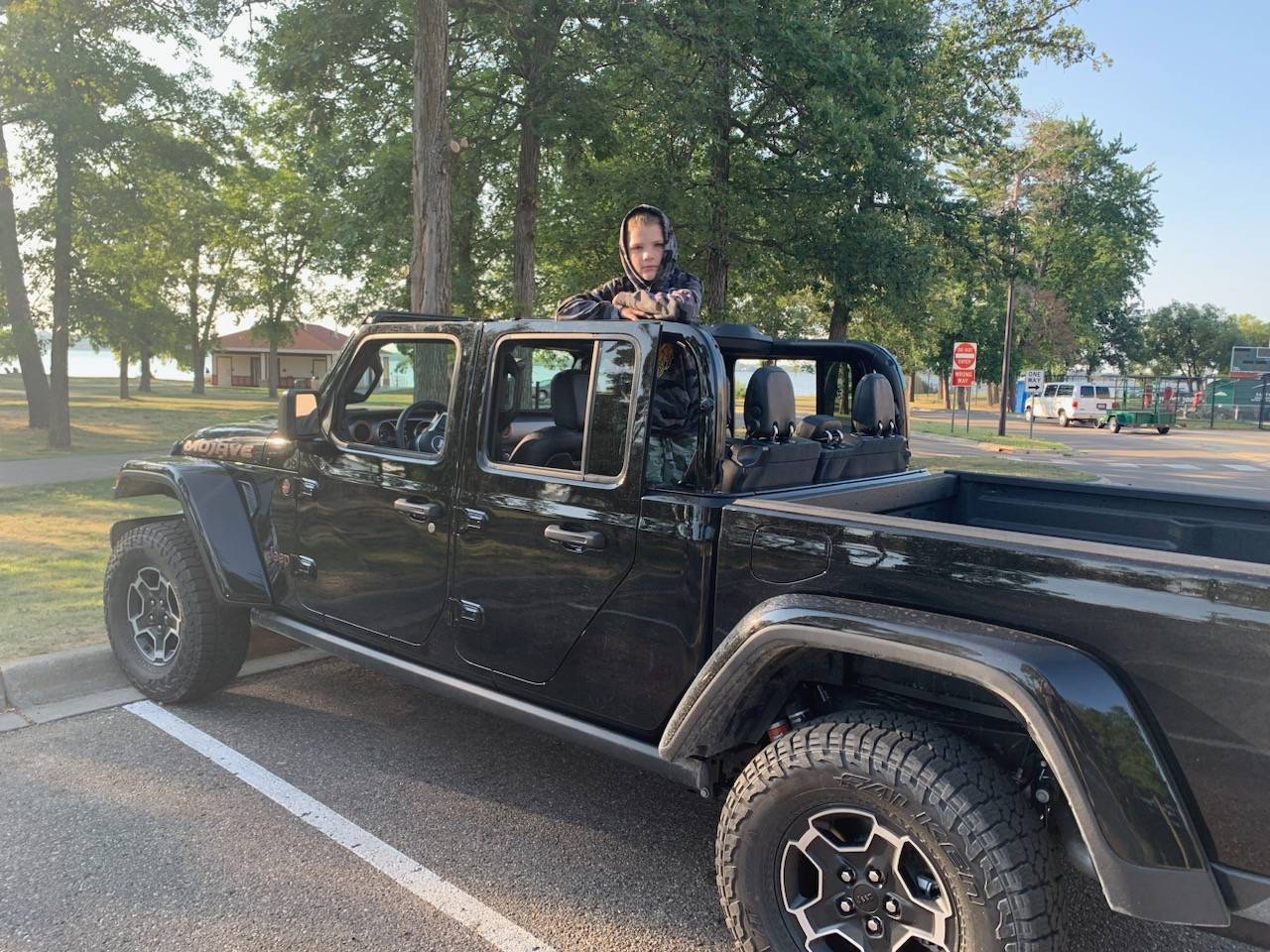 Jeep Gladiator Pic request: Hard top off - rear doors on 5398C533-A247-4C1E-BB09-E45FD8E01E87