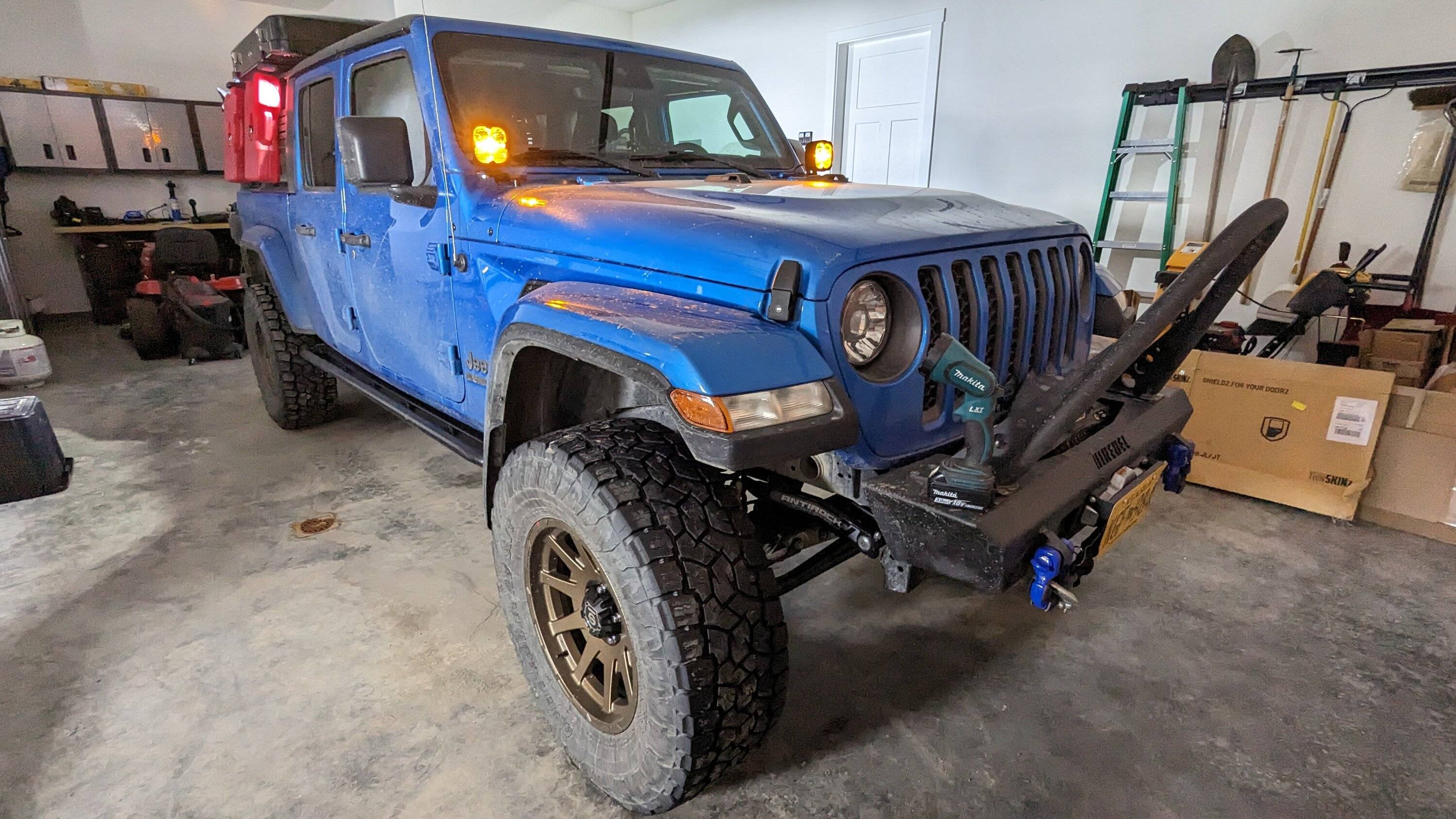 Jeep Gladiator Alaska Daily Drivers: Hydro Blue 80A and Bright White JTR PXL_20230411_010537773