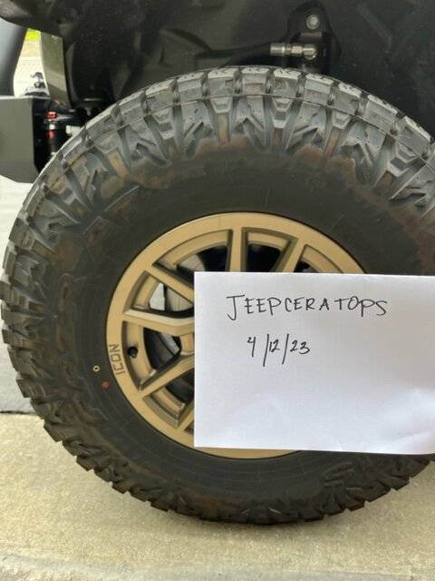 Jeep Gladiator 35x11.5x17 Tires - Maxxis Razr AT (Brea, CA) IMG_4010