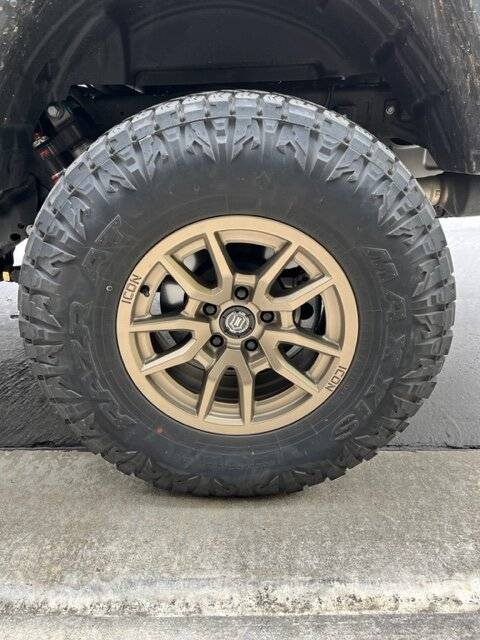 Jeep Gladiator 35x11.5x17 Tires - Maxxis Razr AT (Brea, CA) IMG_4008