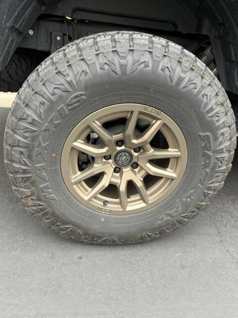 Jeep Gladiator 35x11.5x17 Tires - Maxxis Razr AT (Brea, CA) IMG_4012