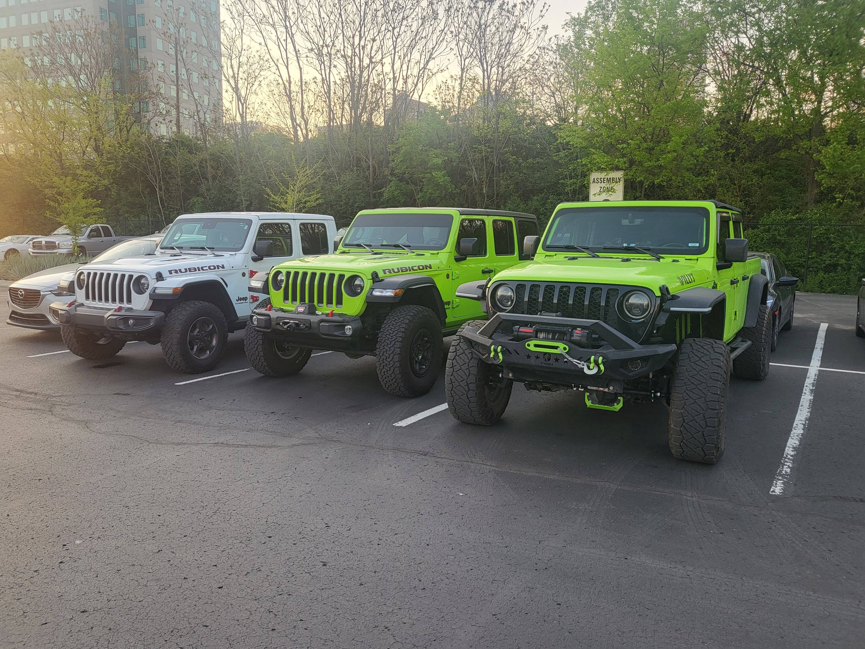 Jeep Gladiator Jeeps Parking Next To Jeeps 20230413_064155