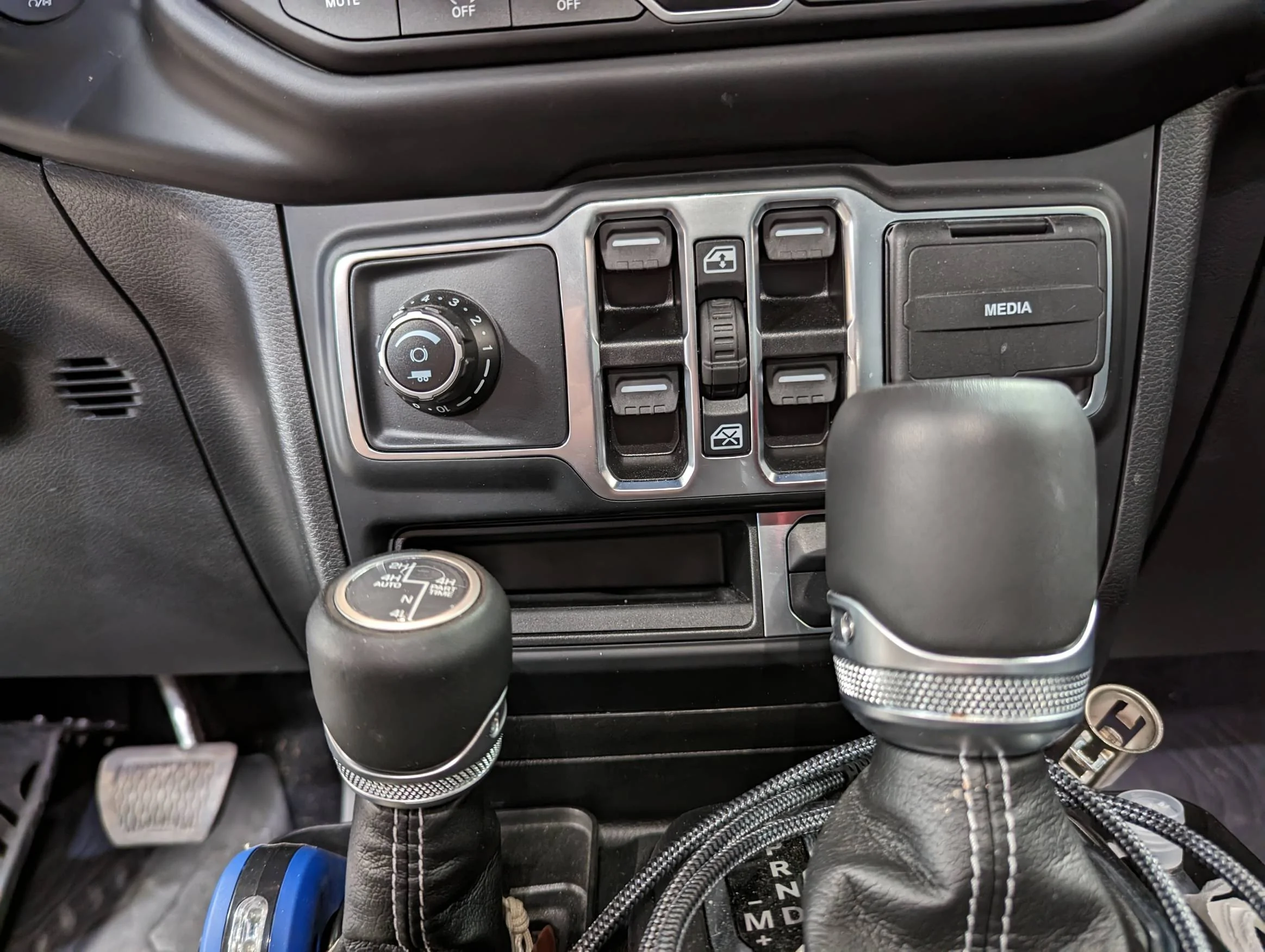 Jeep Gladiator Replacement window switches - that are DIFFERENT ?? PXL_20230414_135129368