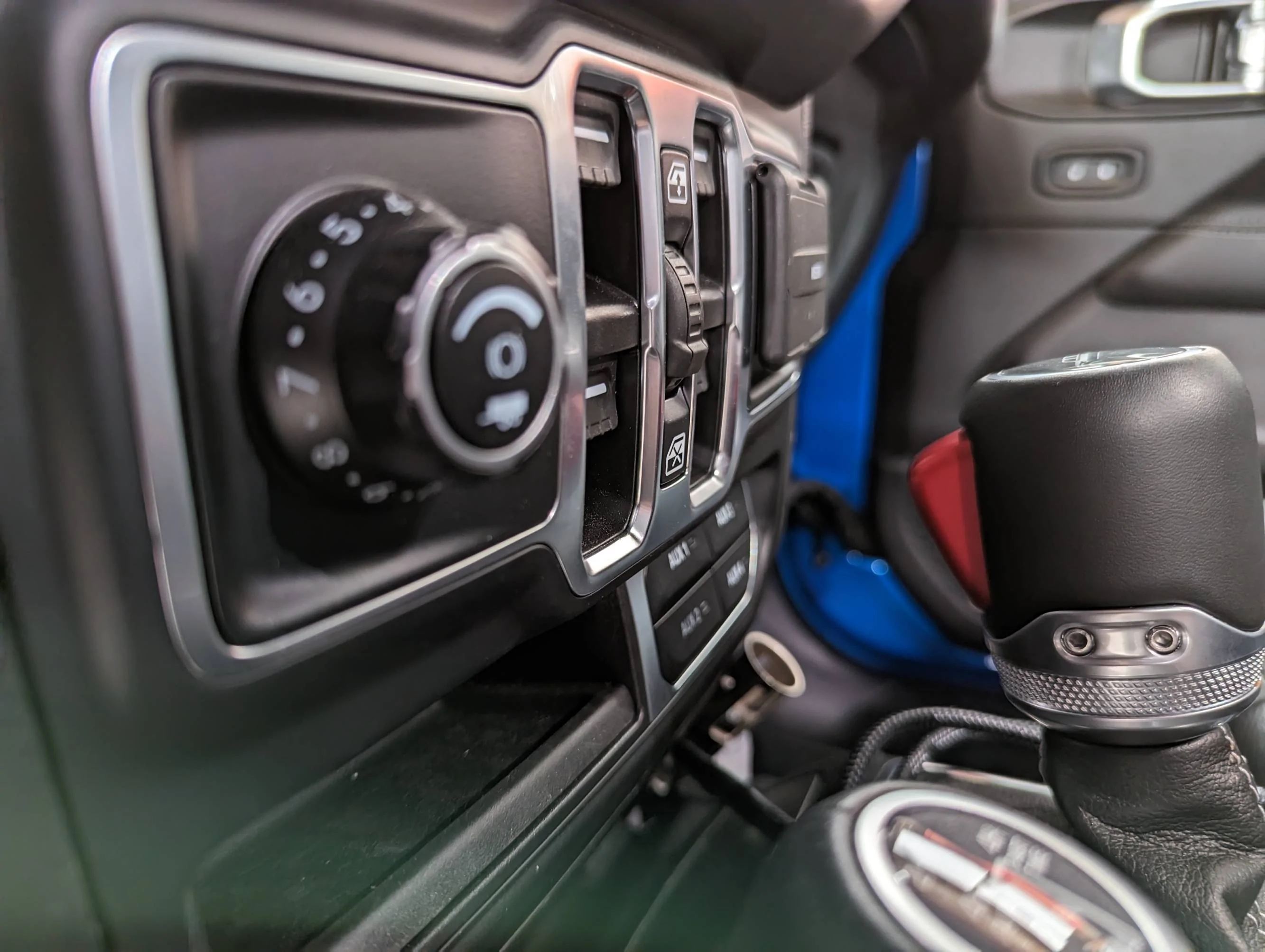 Jeep Gladiator Replacement window switches - that are DIFFERENT ?? PXL_20230414_135141663